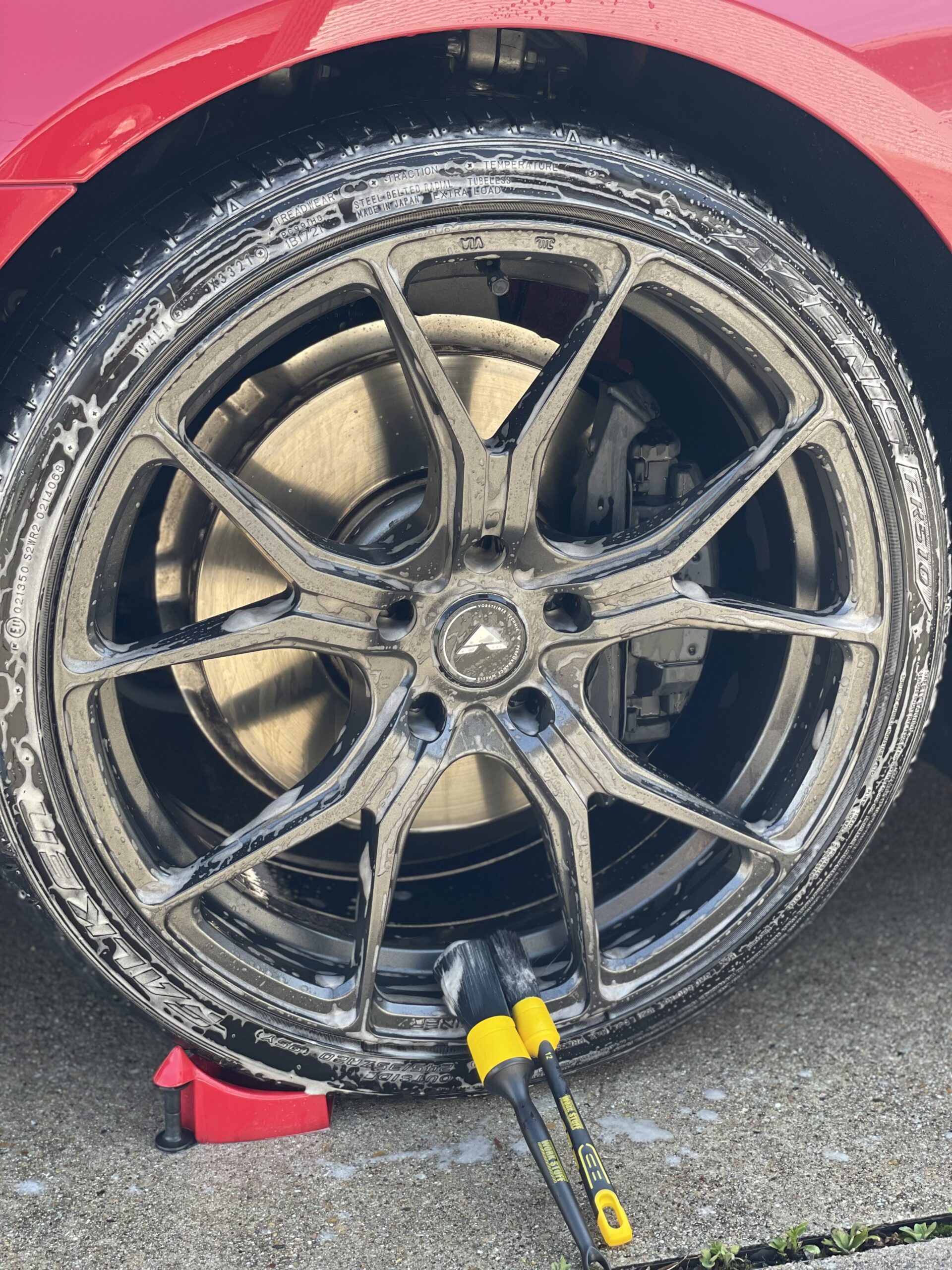 クリーナーを吹き付けたBMW F13 650i のホイールとタイヤ