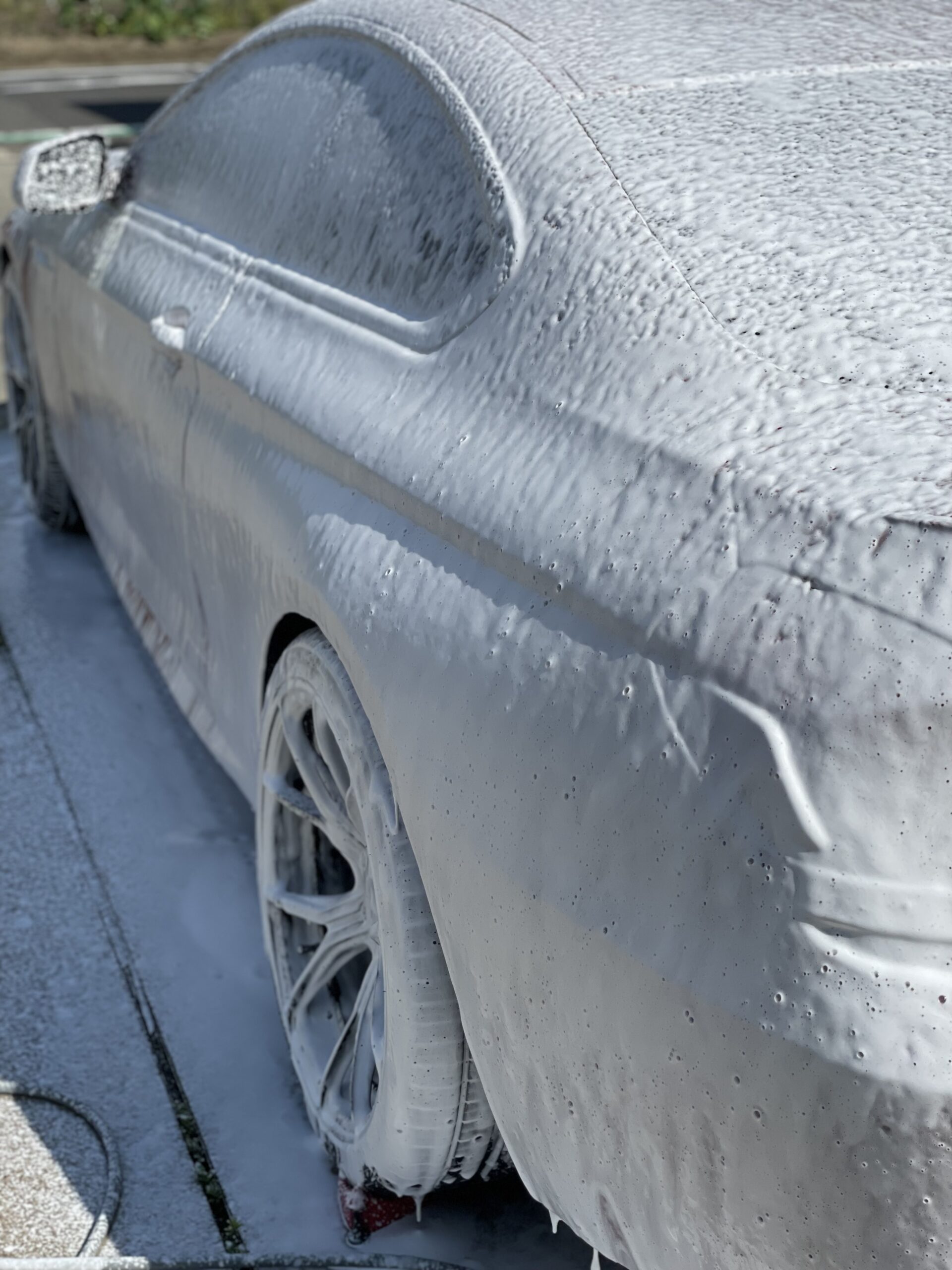 スノーフォームで泡に覆われたBMW F13 650i のボディ