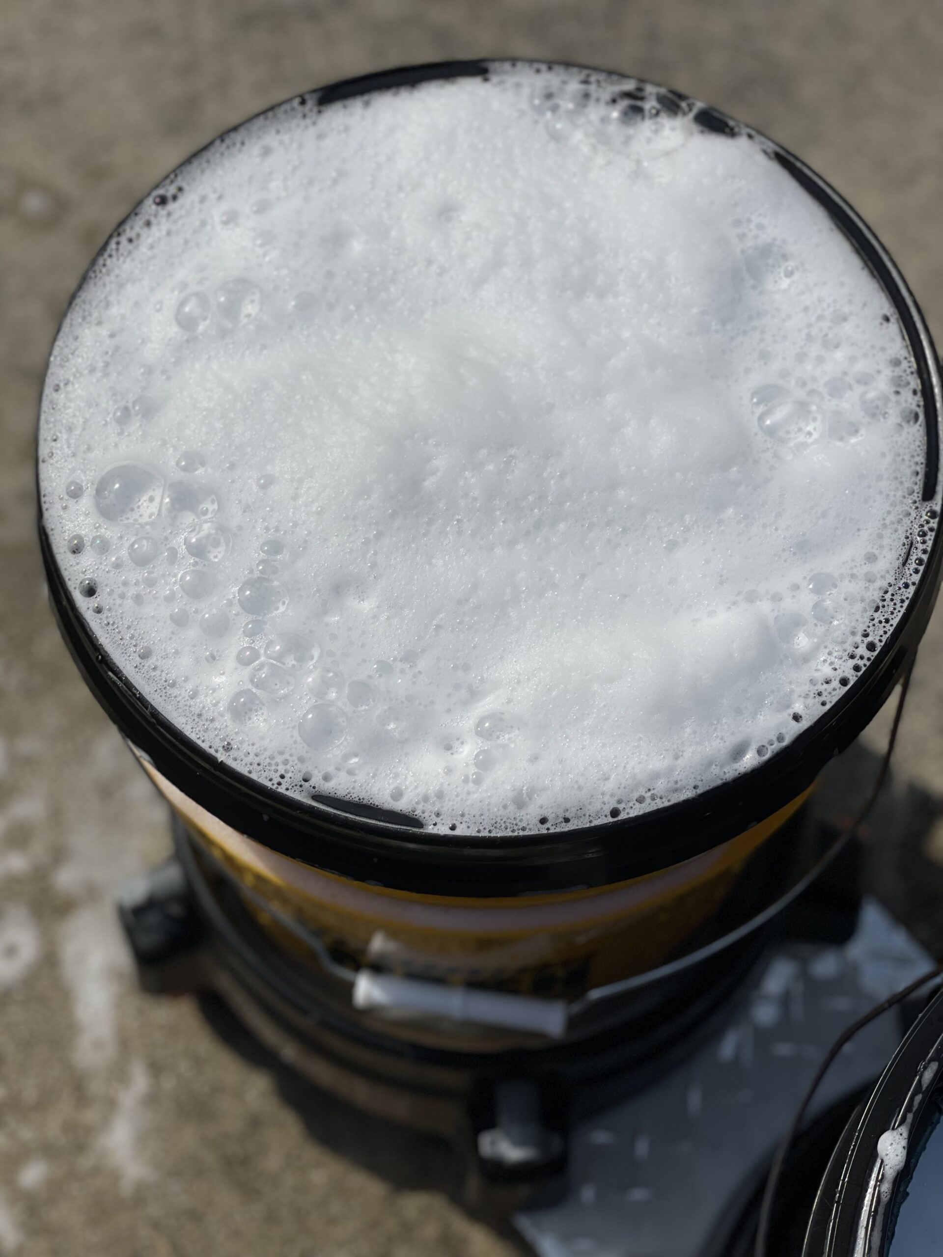 バケツに泡立てたNv Car Care SNOW