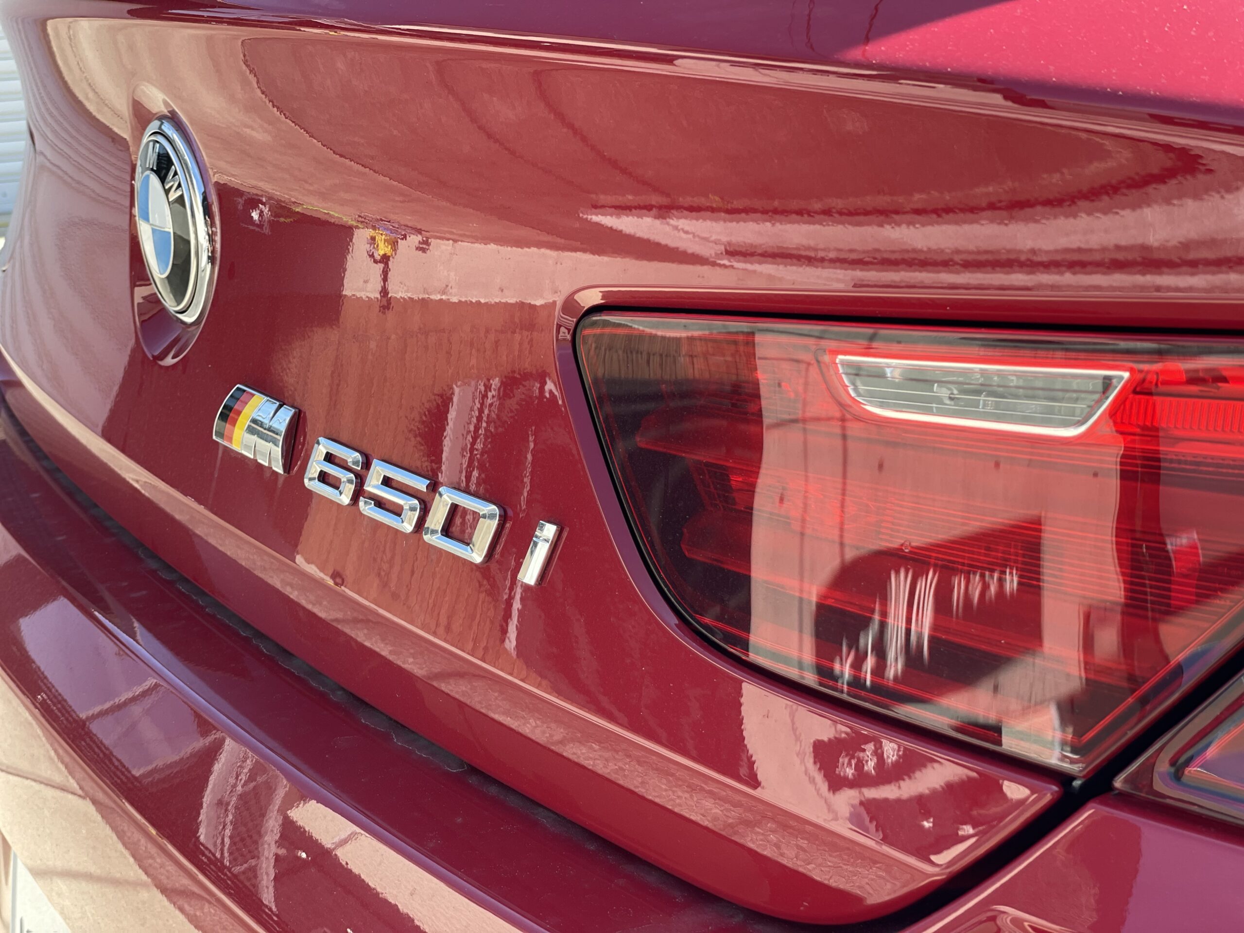 洗車前のBMW F13 650i リアまわりに残るロードフィルム