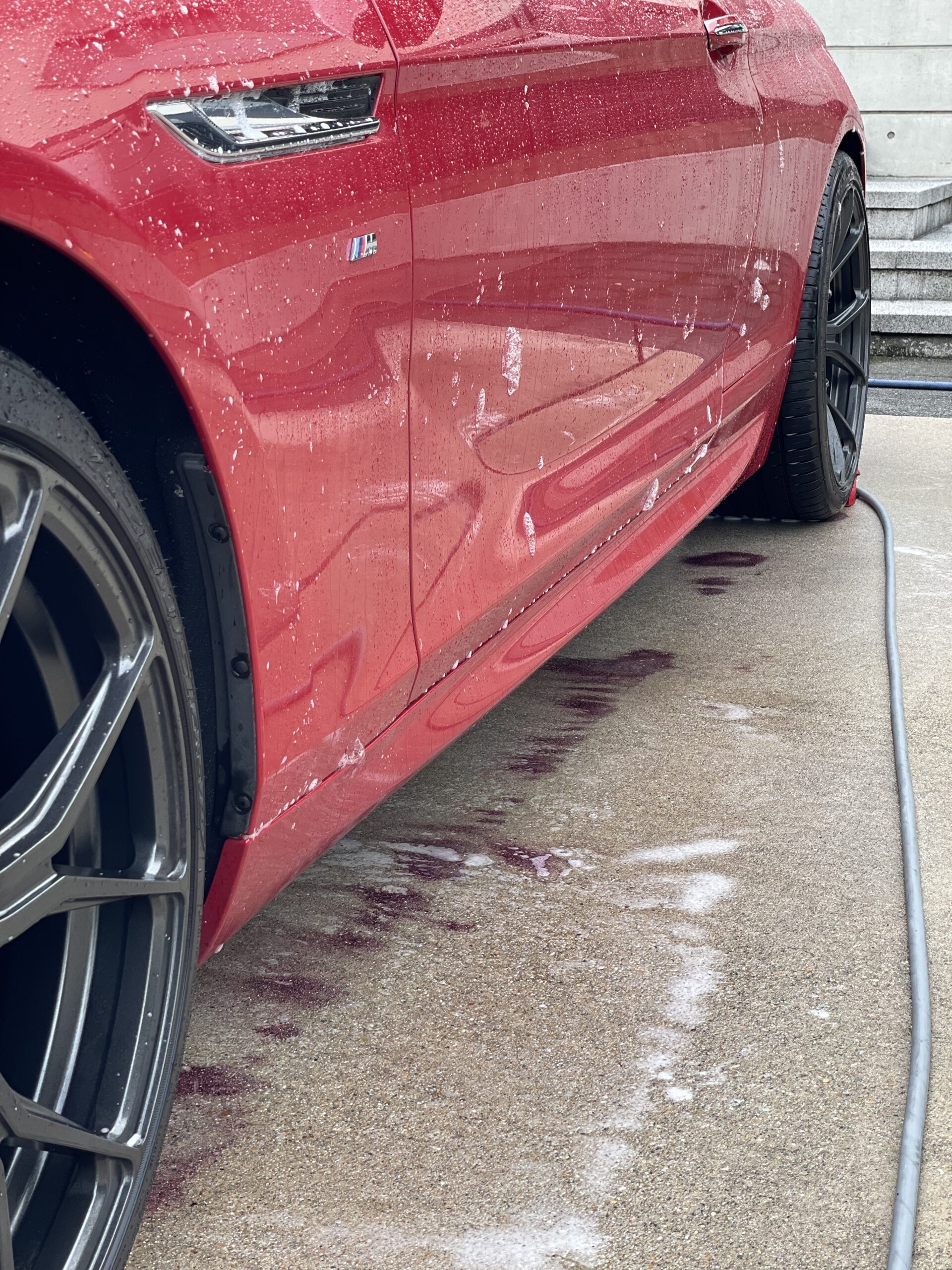BMW のボディで Labocosmetica SIDERO が鉄粉に反応し変色した状態