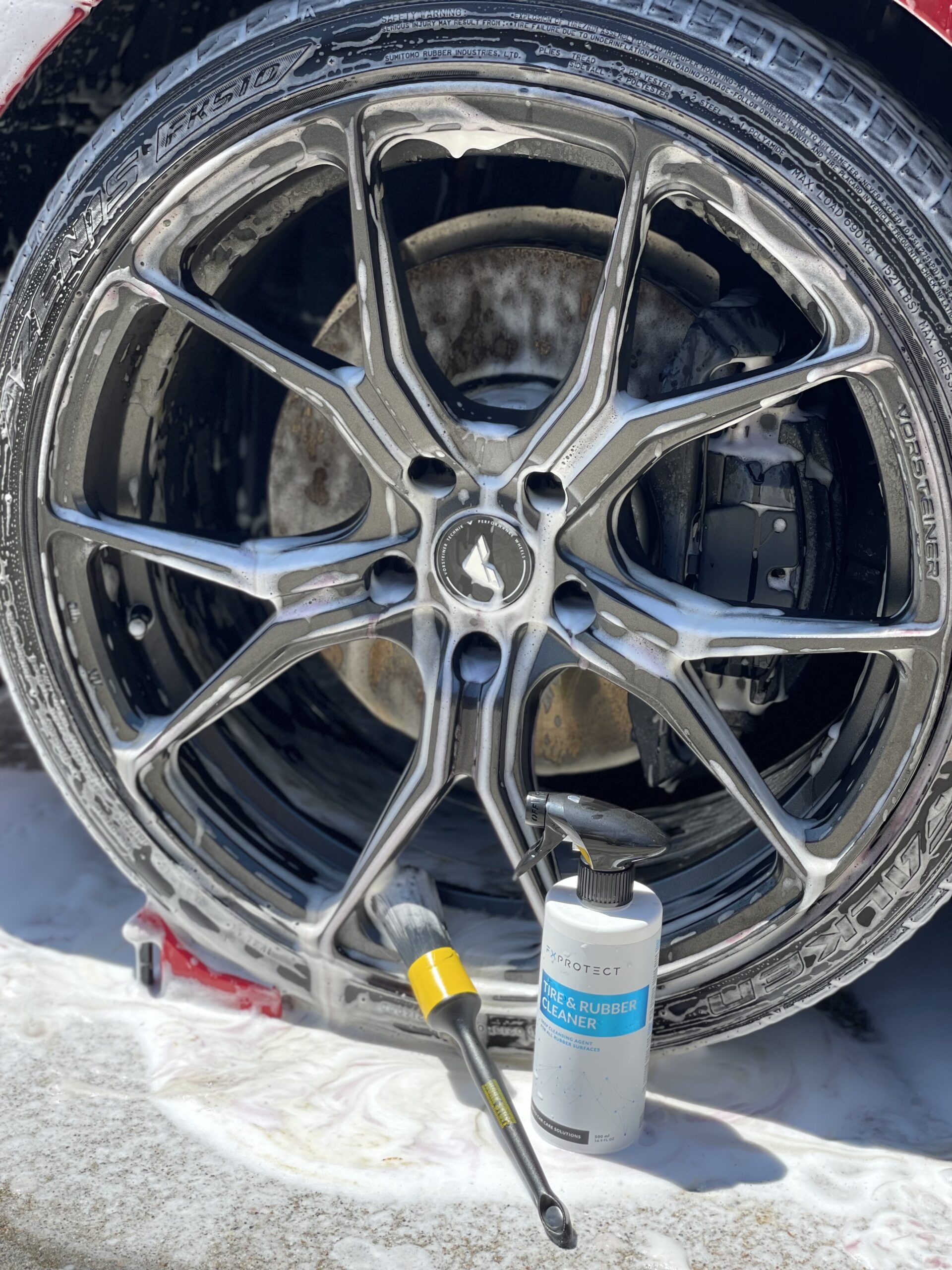 FXプロテクト FXPROTECT Tire & Rubber Cleaner とワークスタッフのディテーリングブラシでタイヤを洗浄