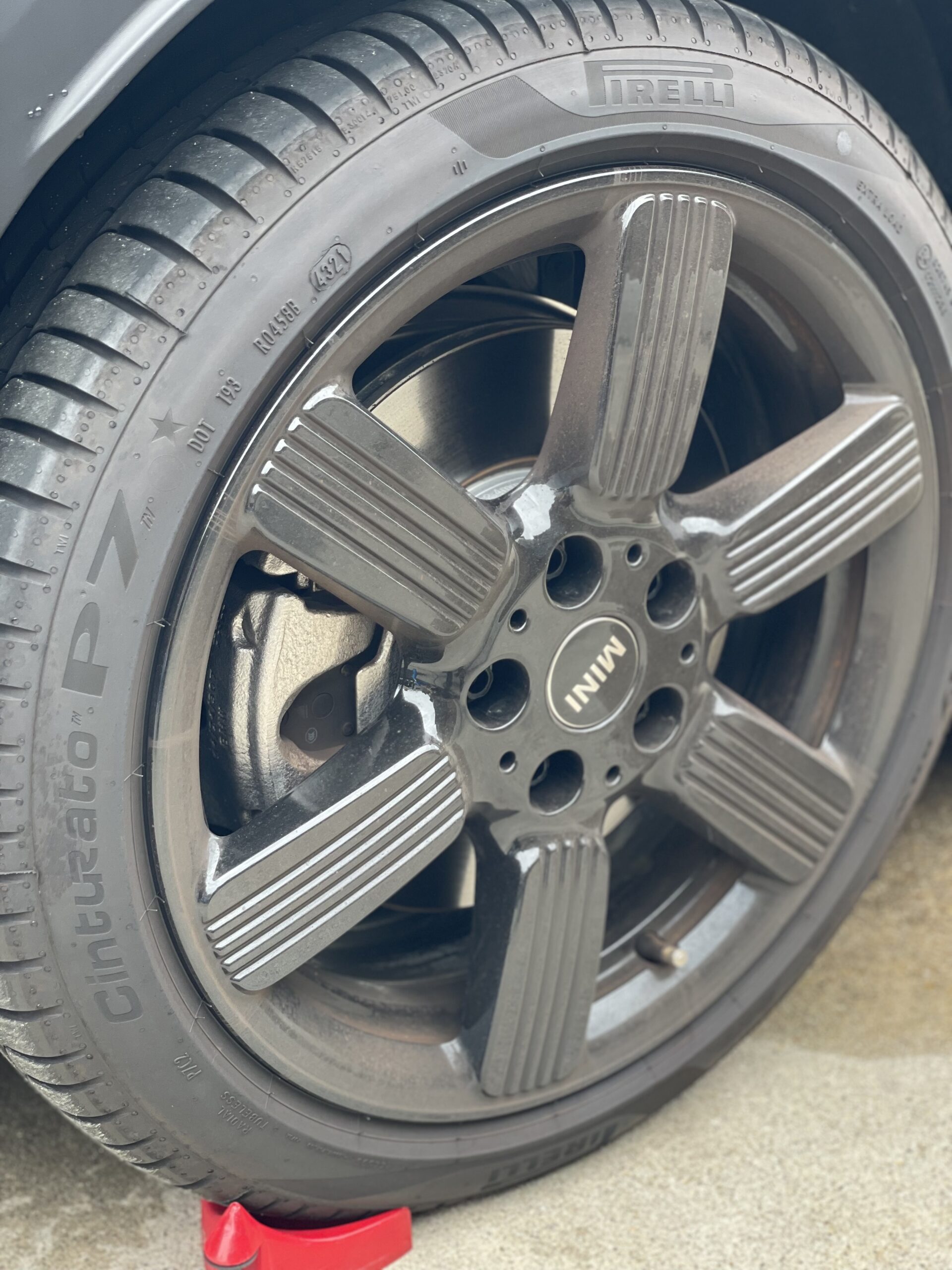 洗車前の MINI COOPER S 5 DOOR のホイールに堆積したブレーキダスト