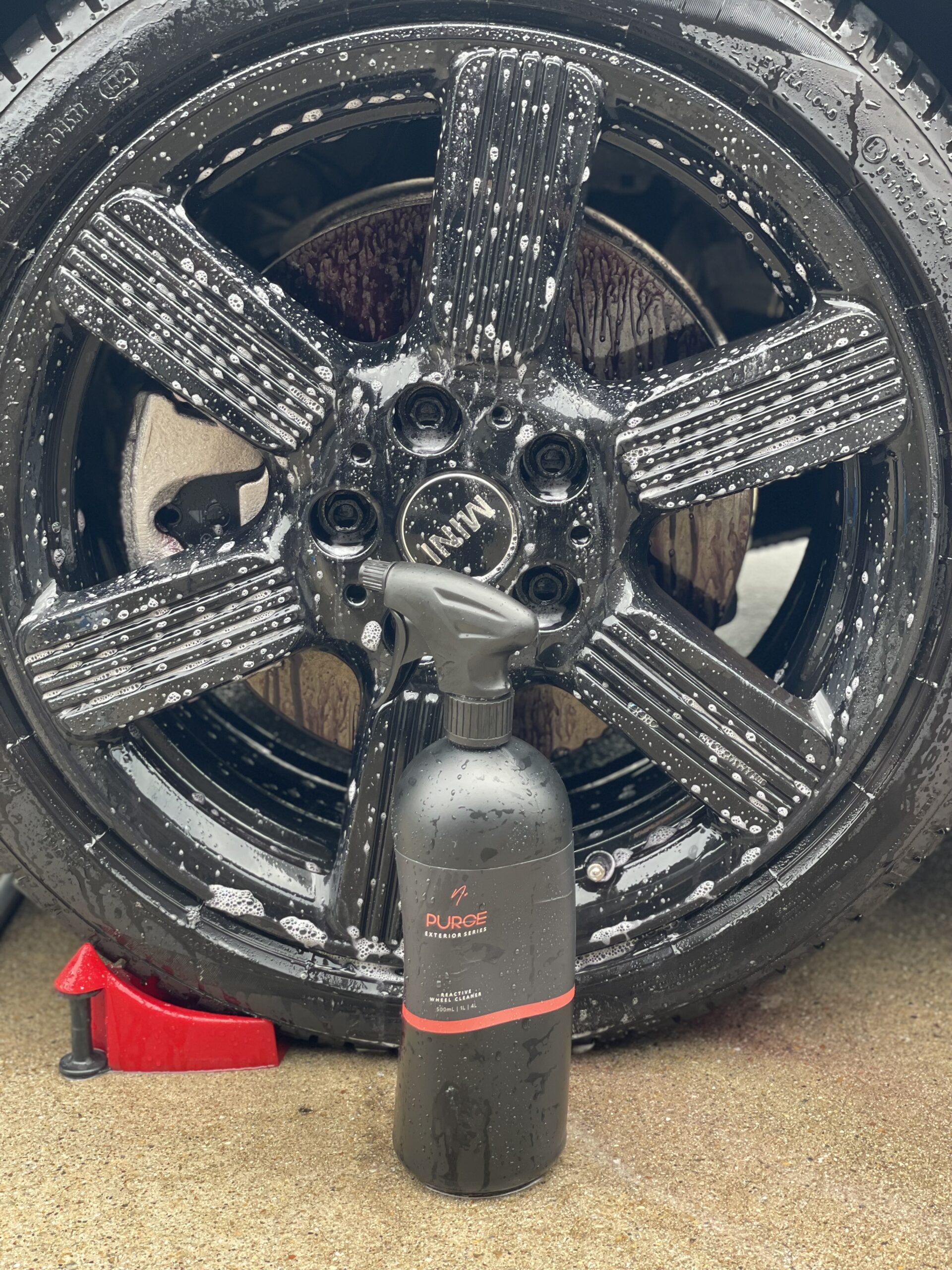 Nv Car Care PURGE を MINI のホイールに噴霧した状態