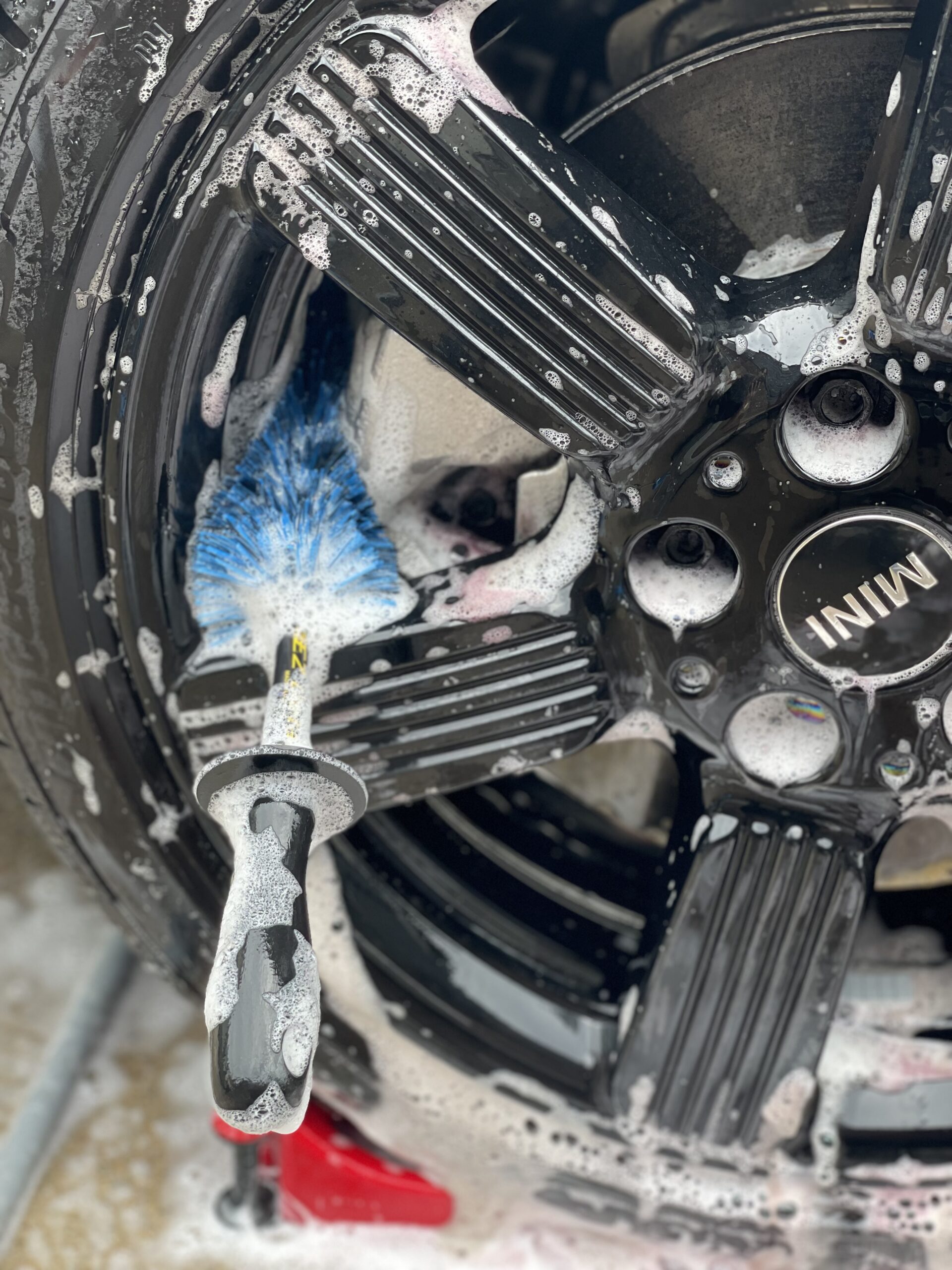 EZ Detail Brush Mini で MINI のキャリパーとホイールの隙間を洗浄