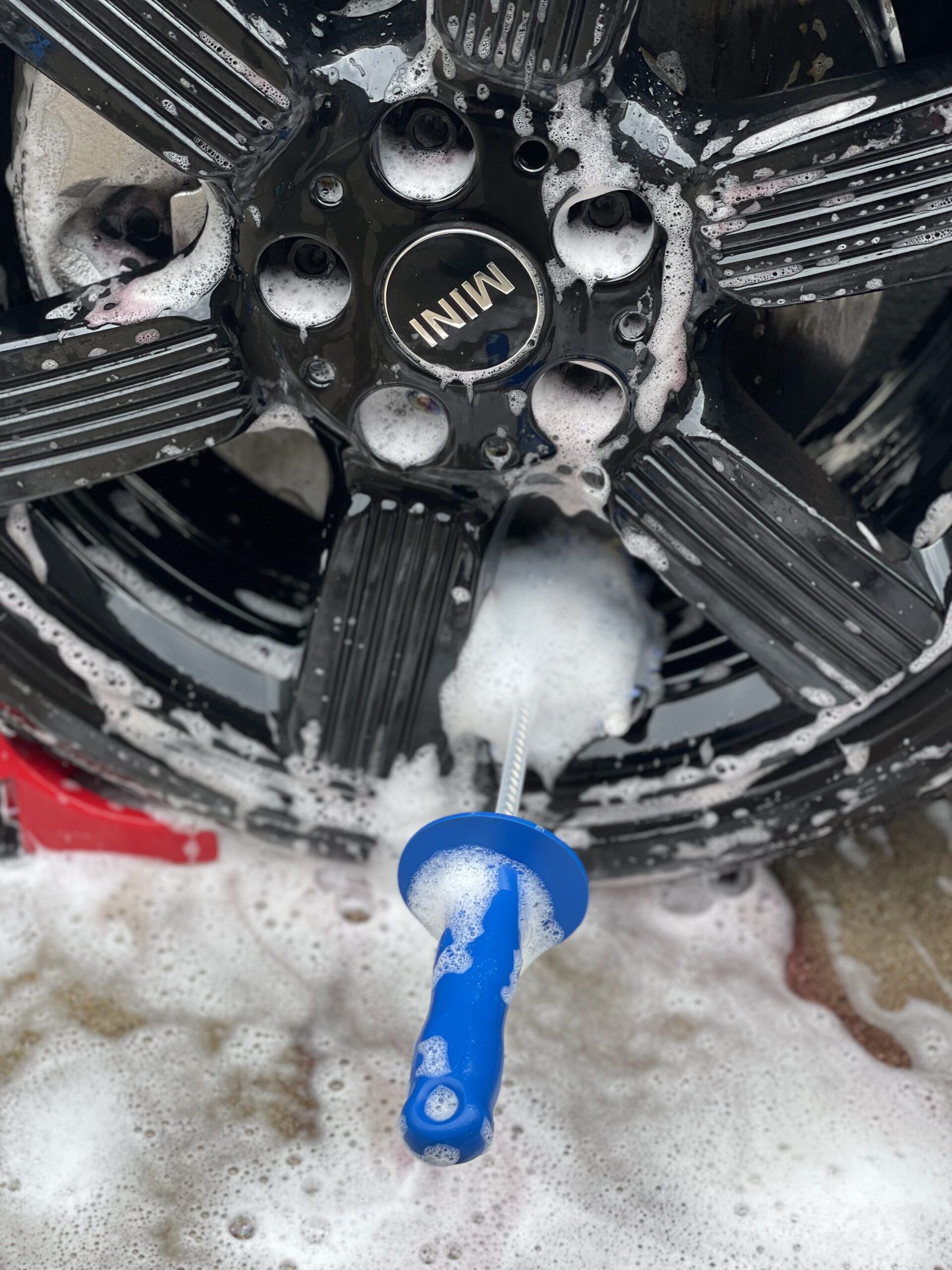 WORK STUFF DETAILING BRUSH RUBBER BLACK 24mm でホイールナットを洗浄