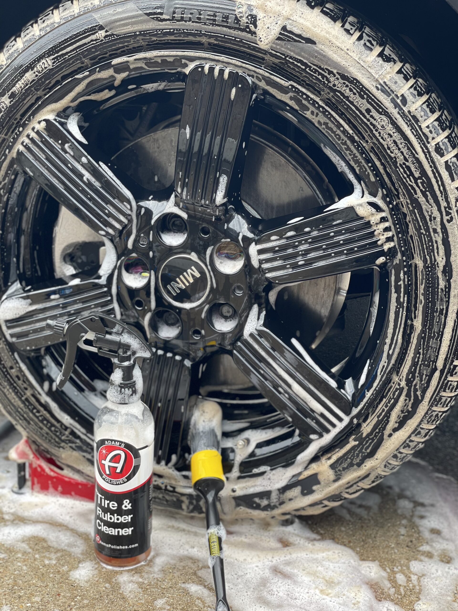 Adam's Polishes Tire & Rubber Cleaner で MINI のタイヤを洗浄