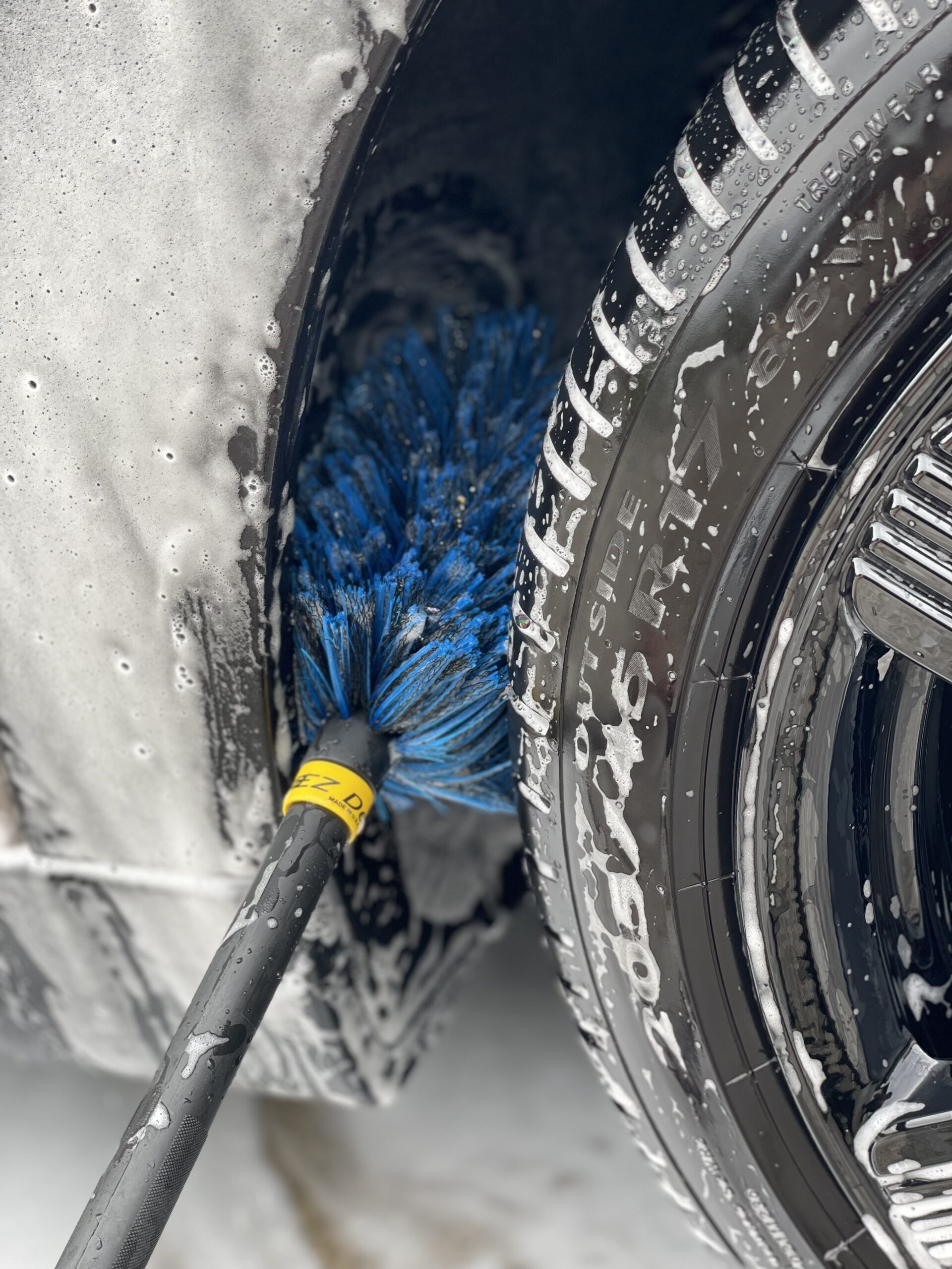EZ Detail Brush Go で MINI のタイヤハウス内を洗浄