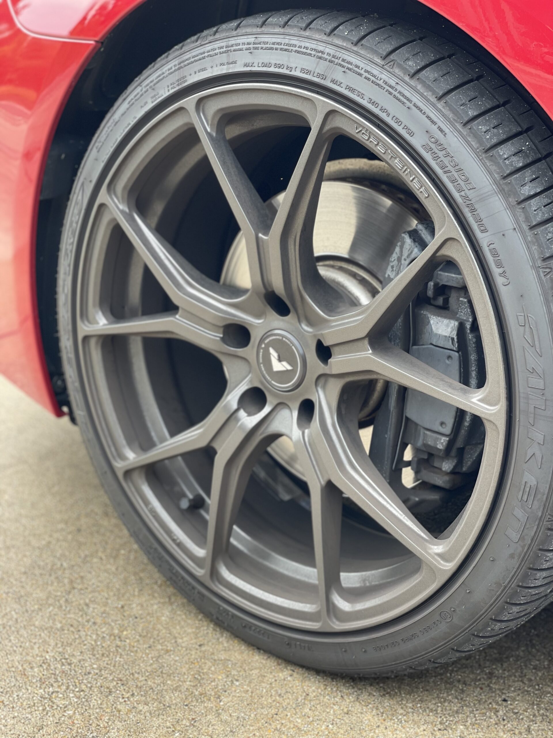 洗車前の BMW F13 650i のホイールとタイヤの汚れ