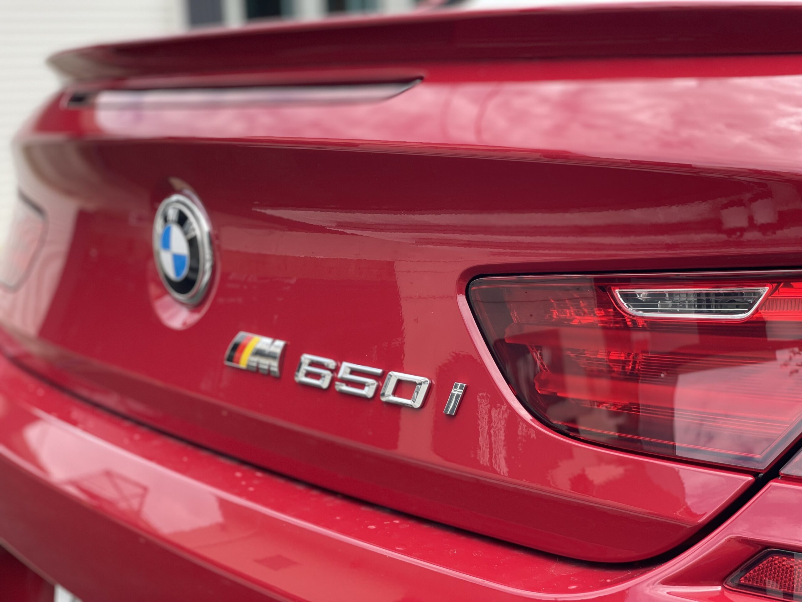 洗車前の BMW F13 650i のリア周りに付着したトラフィックフィルム