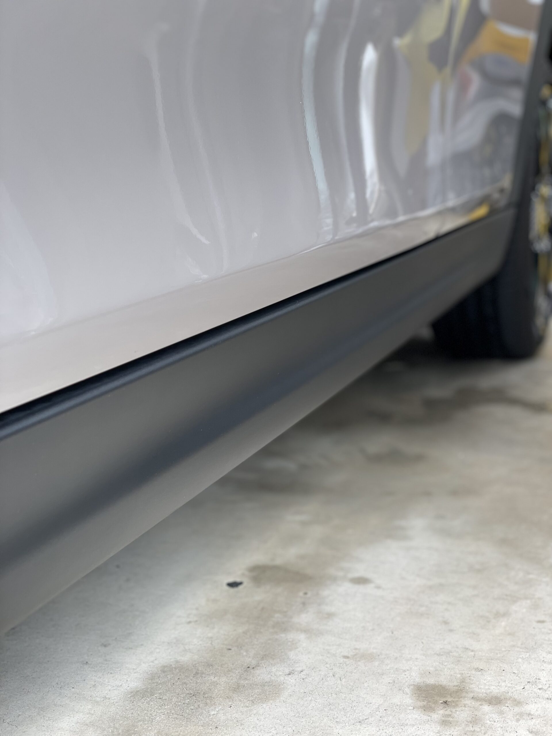 AUTOBEAD Ceramic Trim Dressing 施工後の MINI のルーフレール