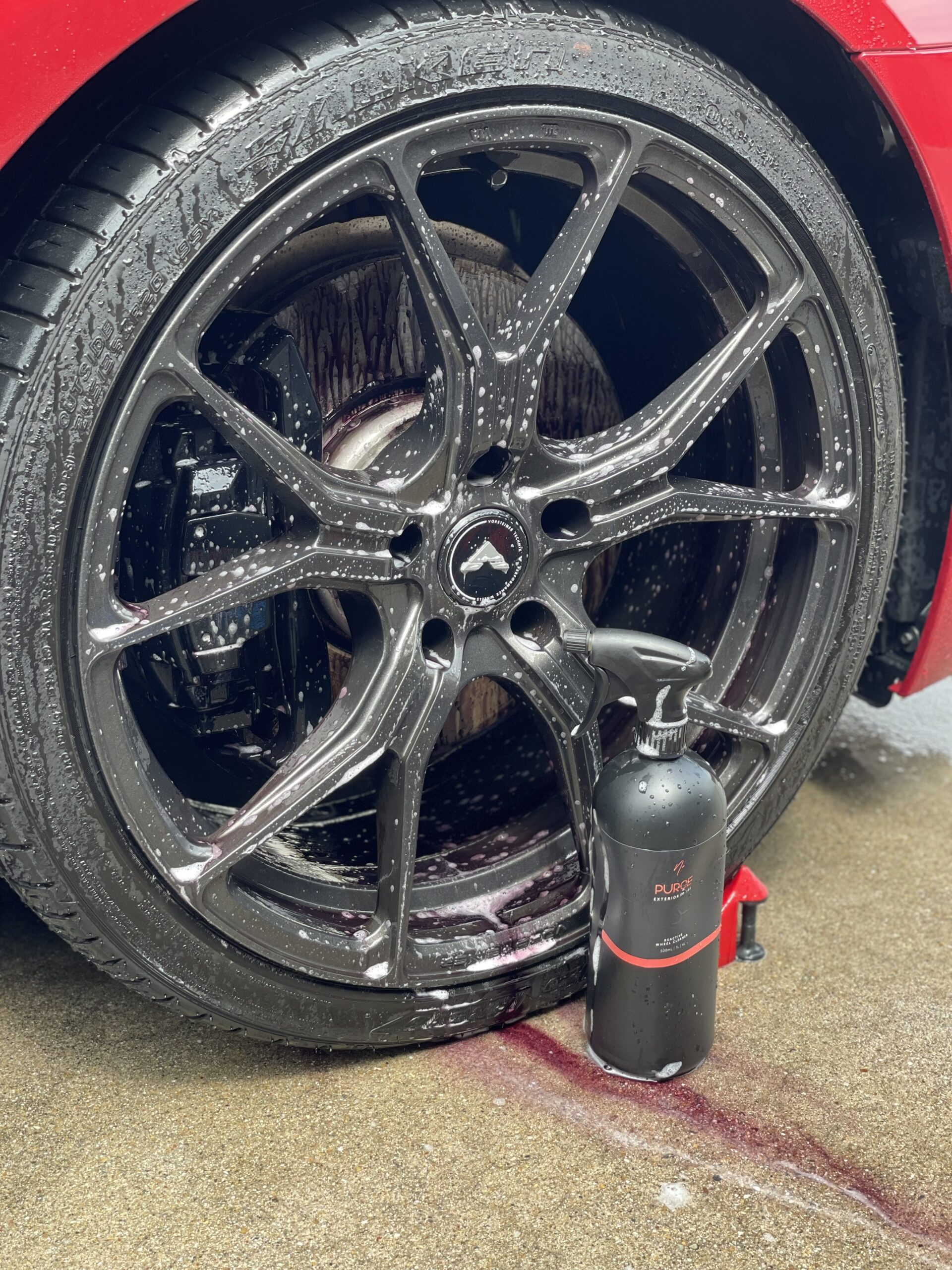BMW F13 650i のホイールに Nv Car Care PURGE を噴霧した直後