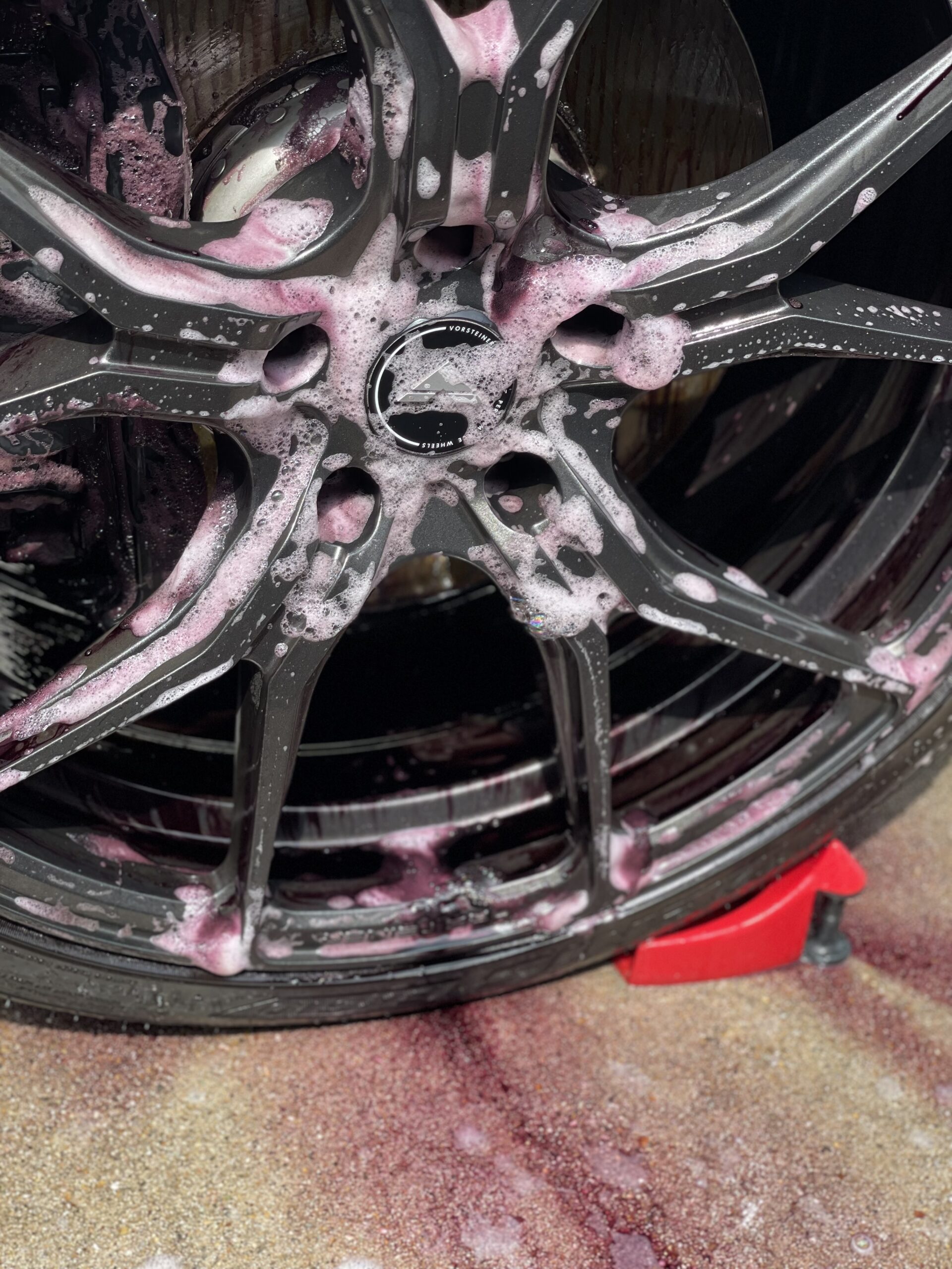 Nv Car Care PURGE がブレーキダストに反応して紫色に変色した BMW のホイール