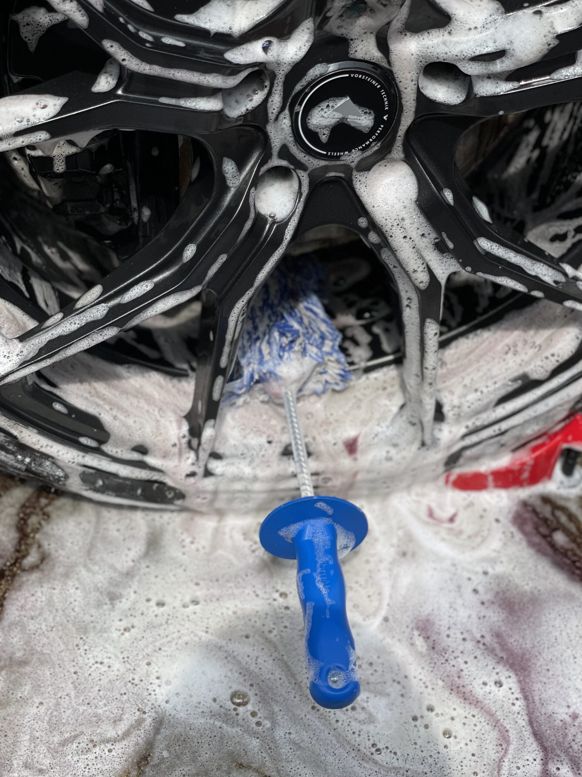 Garage Therapy /ONE: Wheel Shampoo の泡で BMW のホイールを洗浄