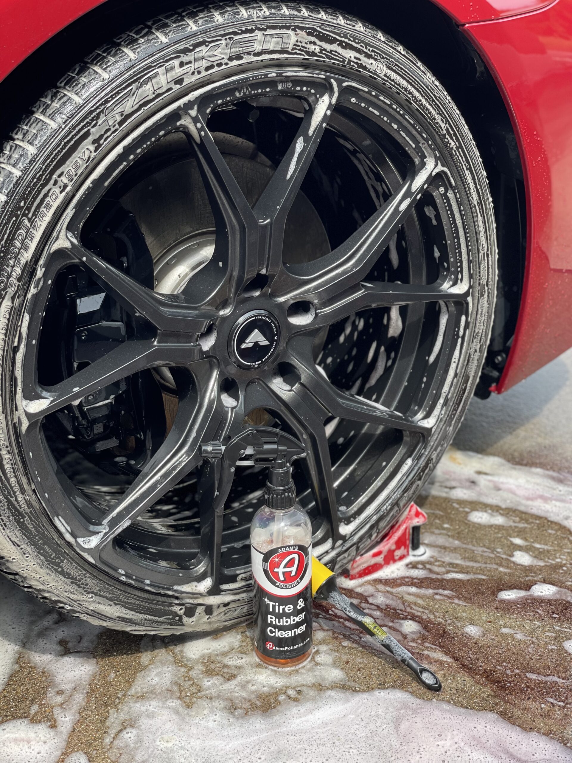 BMW F13 650i のタイヤをブラシで擦り茶色い泡が出ている状態