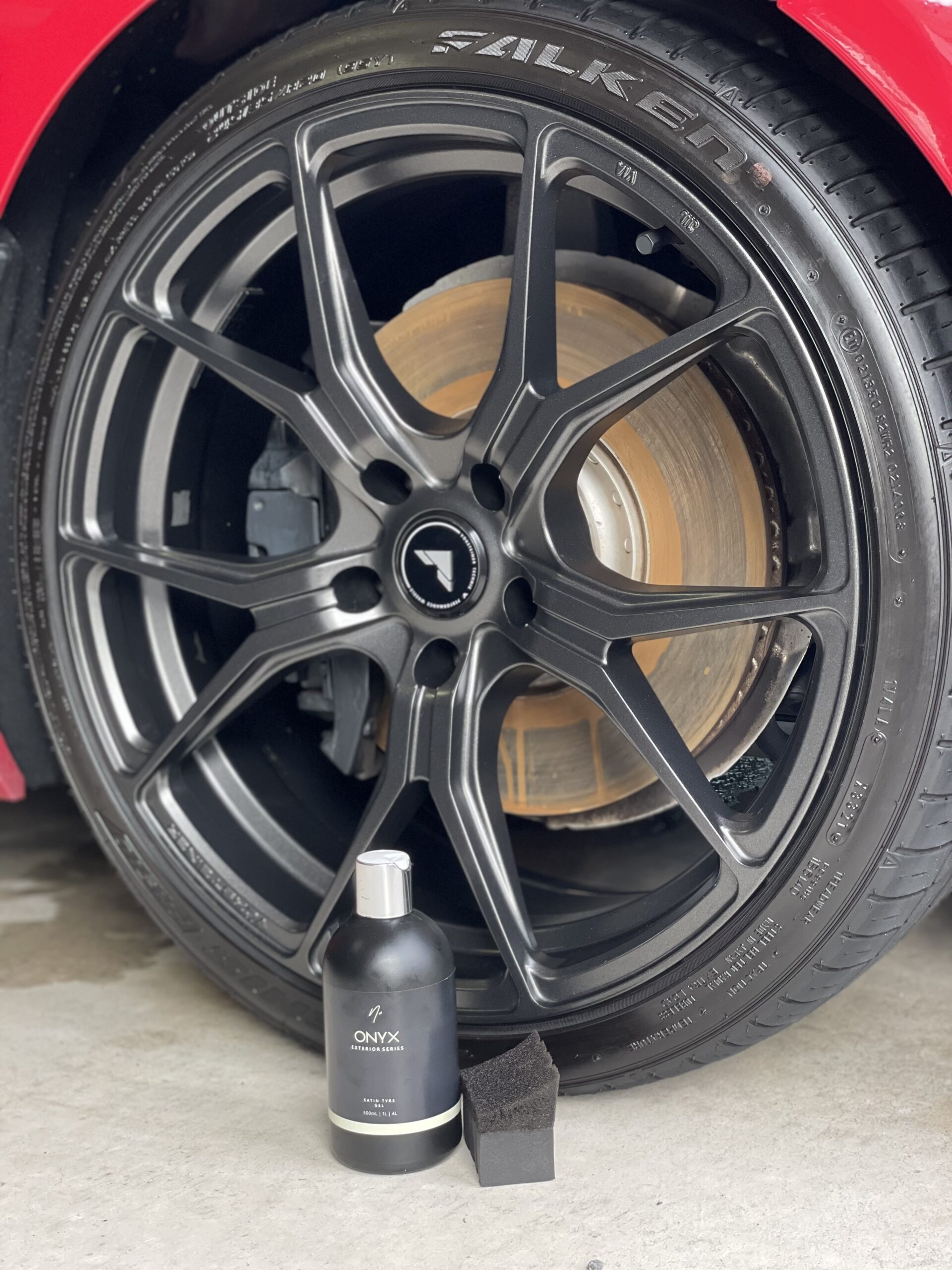 Nv Car Care ONYX を BMW のタイヤに塗布した仕上がり