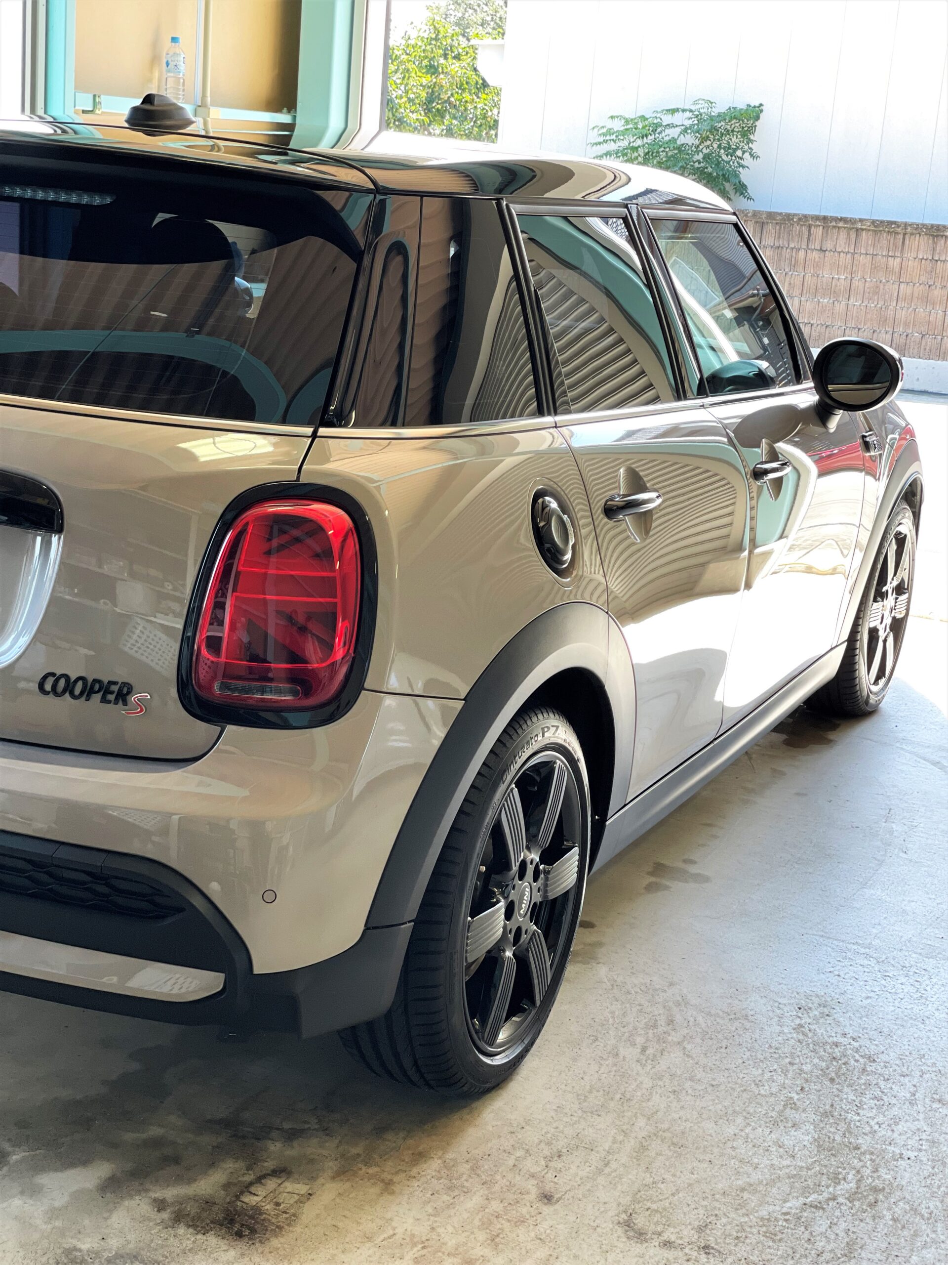 洗車と仕上げを終えたMINI COOPER S 5 DOOR