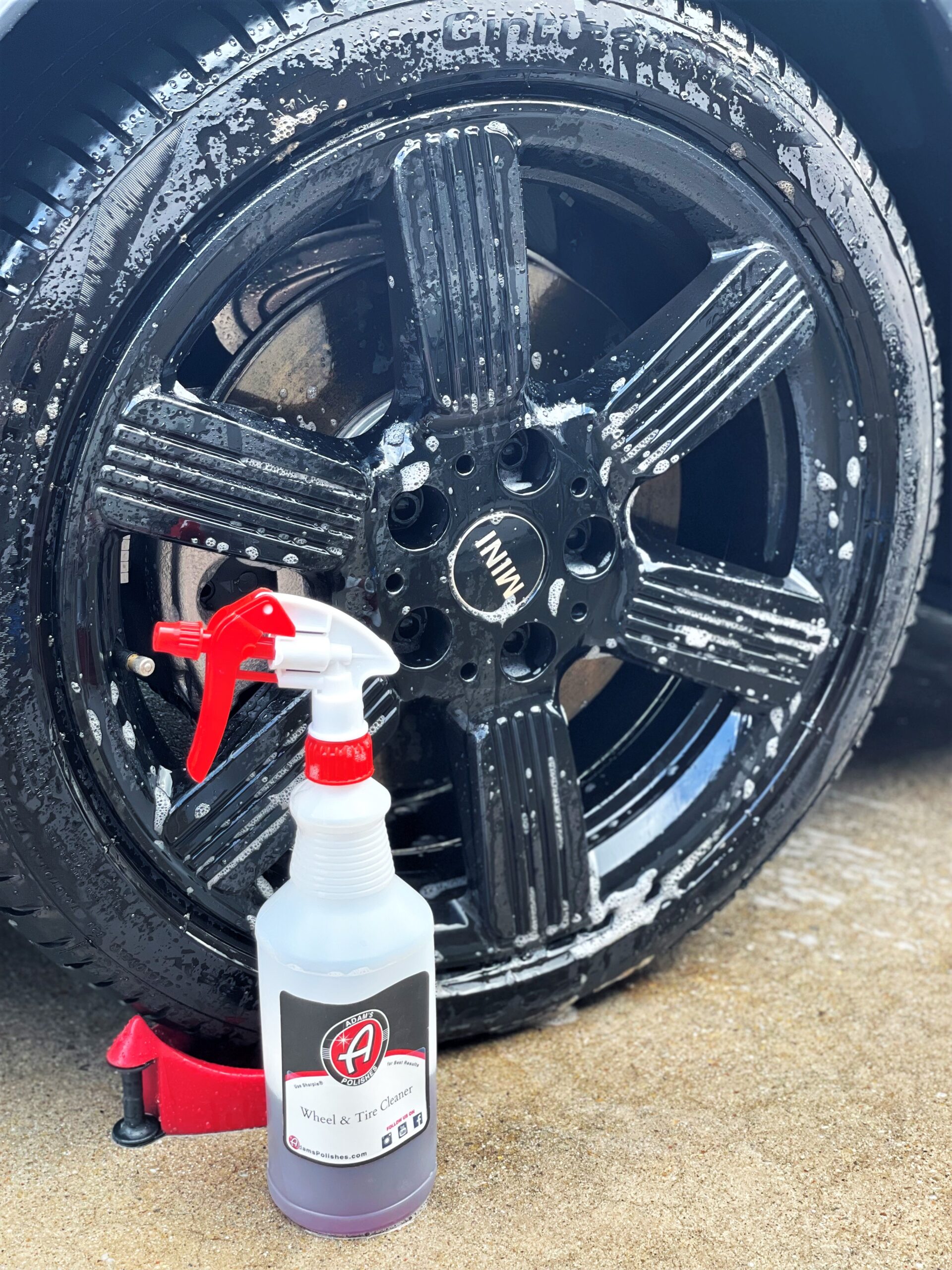 MINI COOPER S 5 DOORのホイールにAdam's Polishes Wheel & Tire Cleanerを散布したところ