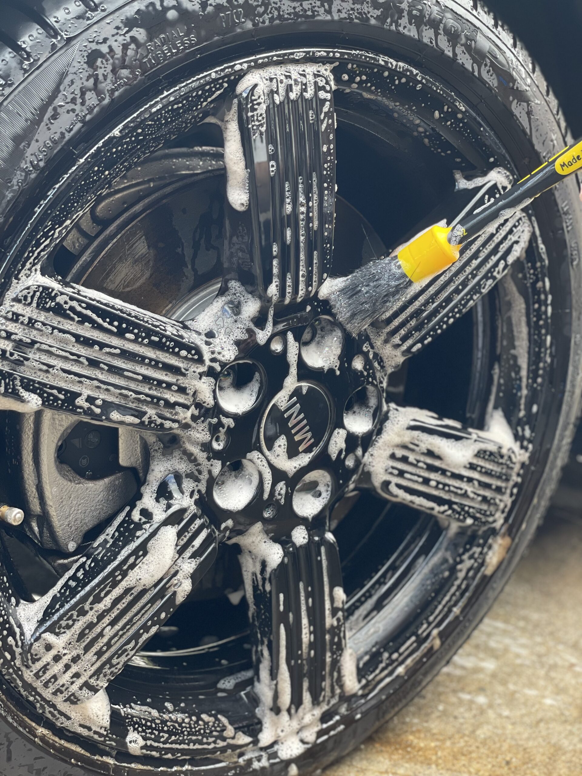 WORK STUFF DETAILING BRUSH RUBBER BLACK 24mmでMINIのホイールナット周りを洗浄