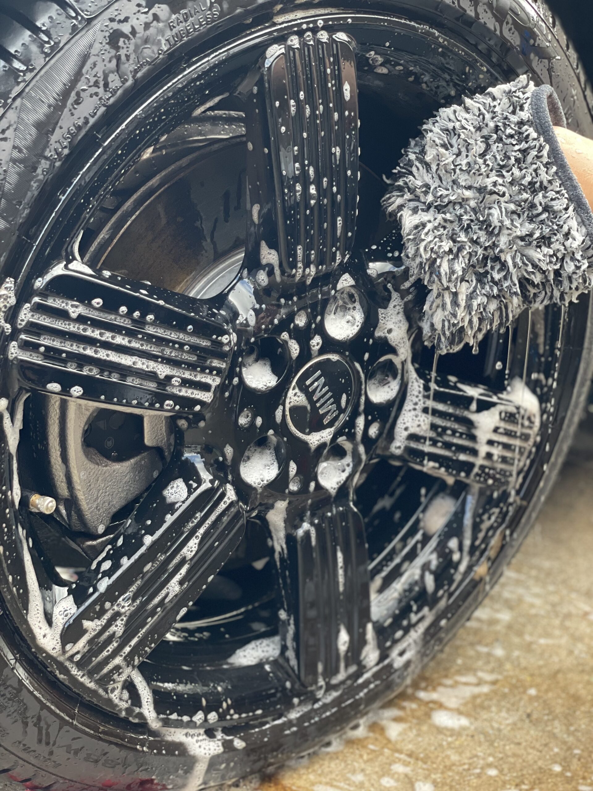 WORK STUFF HURRICANE WHEEL MITTでMINIのホイール面を洗浄