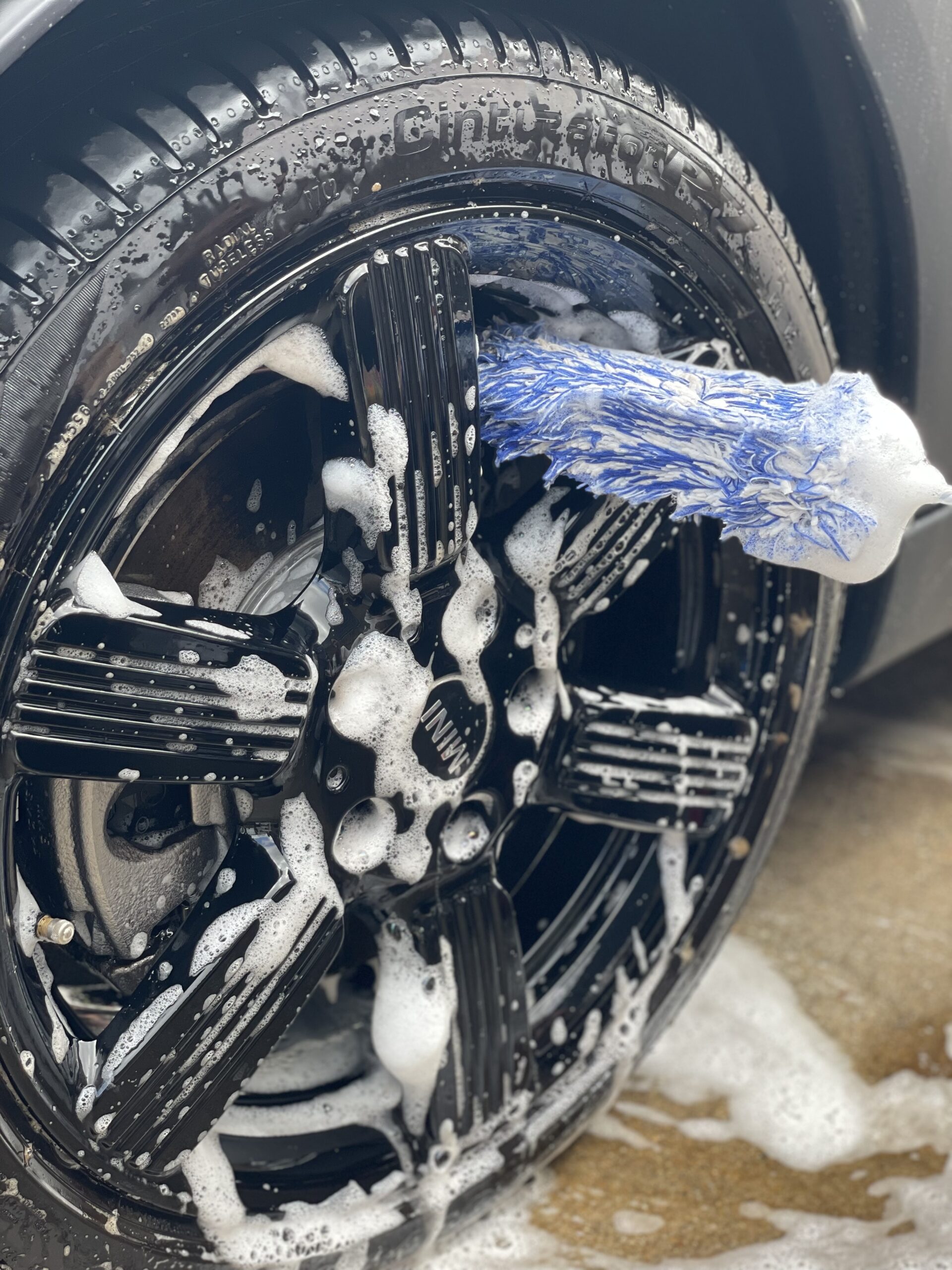 Microfiber Madness Incredibrush FlatでMINIのホイールバレルを洗浄