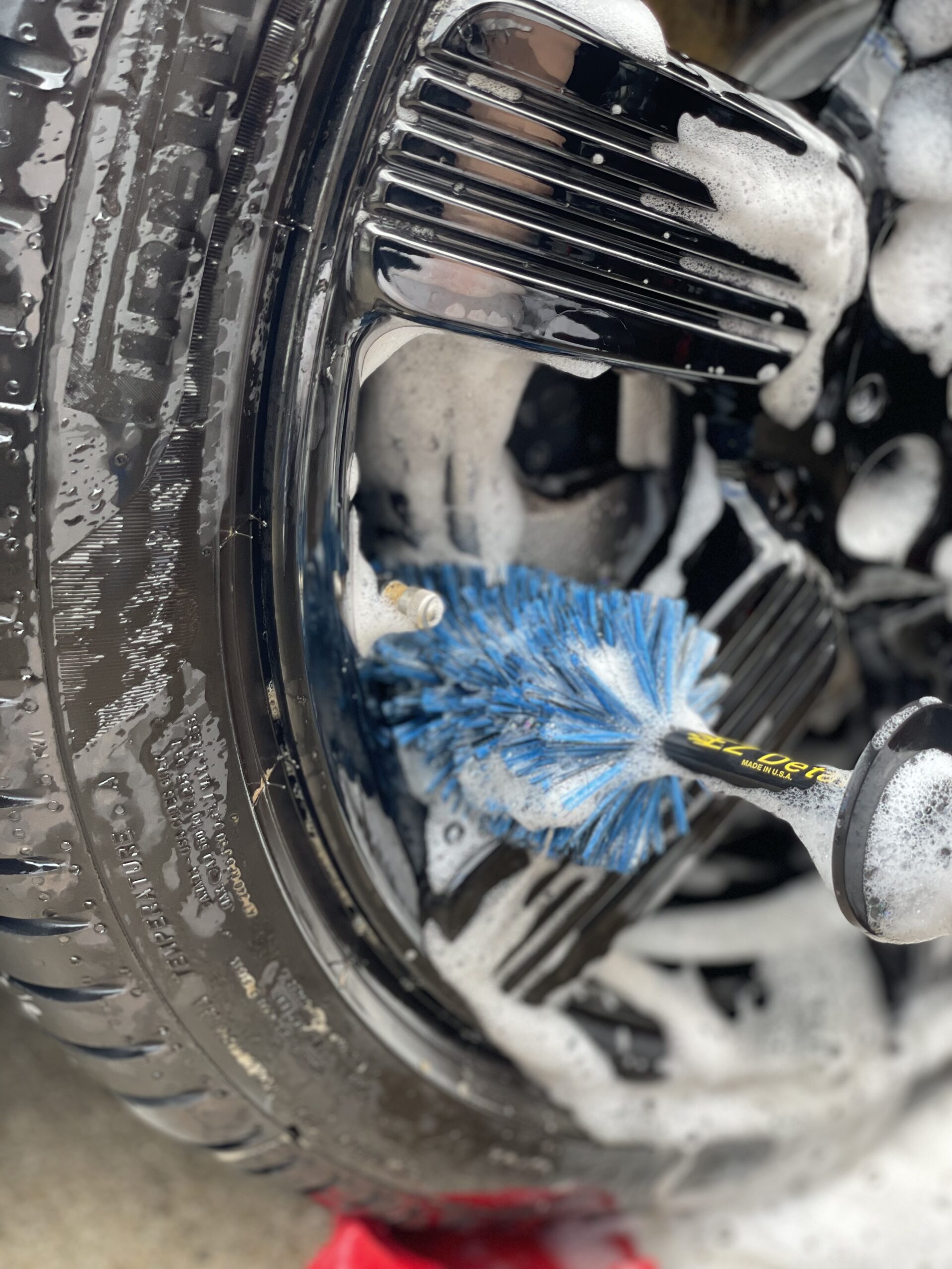 EZ Detail Brush MiniでMINIのスポーク裏側を洗浄