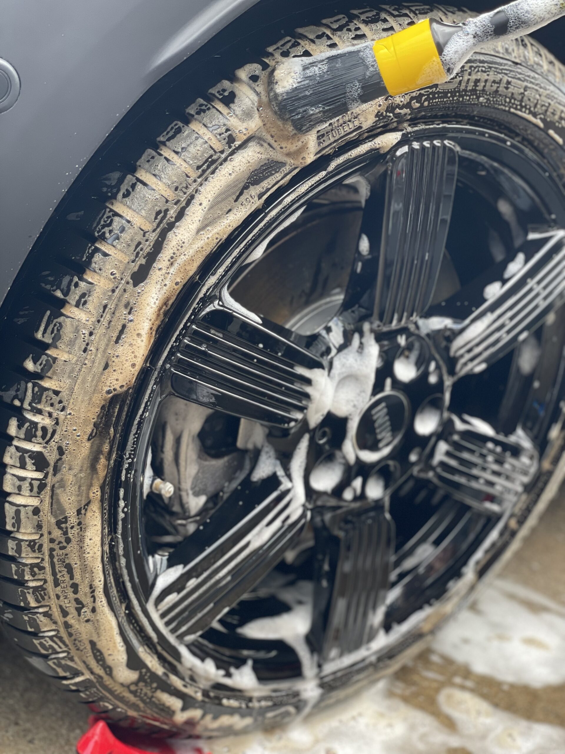 WORK STUFF DETAILING BRUSH STIFF 36mmでMINIのタイヤを洗浄