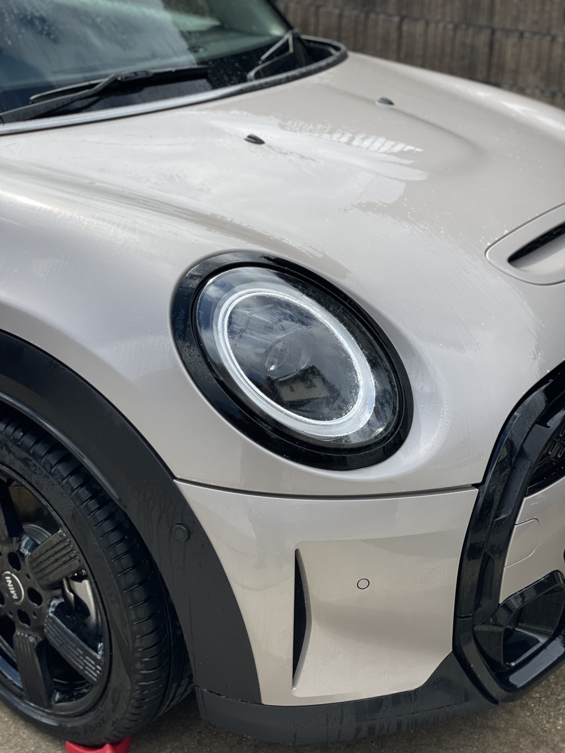MINI COOPER S 5 DOORにプレウォッシュ剤を散布した状態