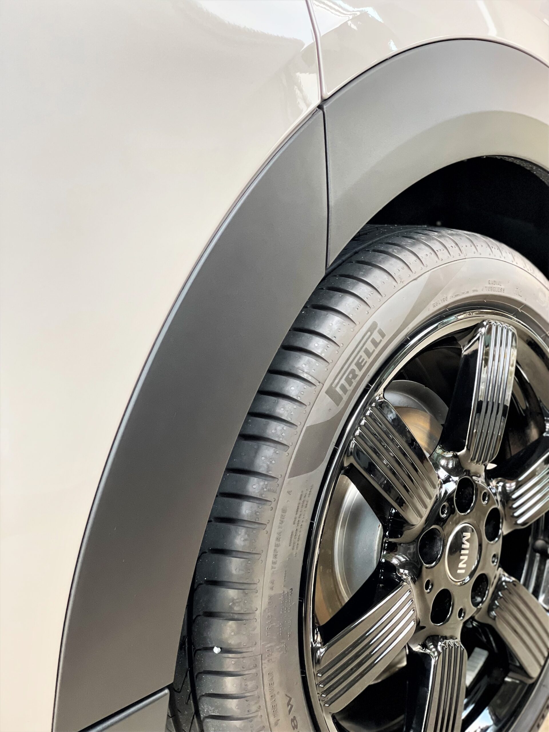 Auto Finesse Reviveを塗布したMINIの未塗装樹脂パーツ