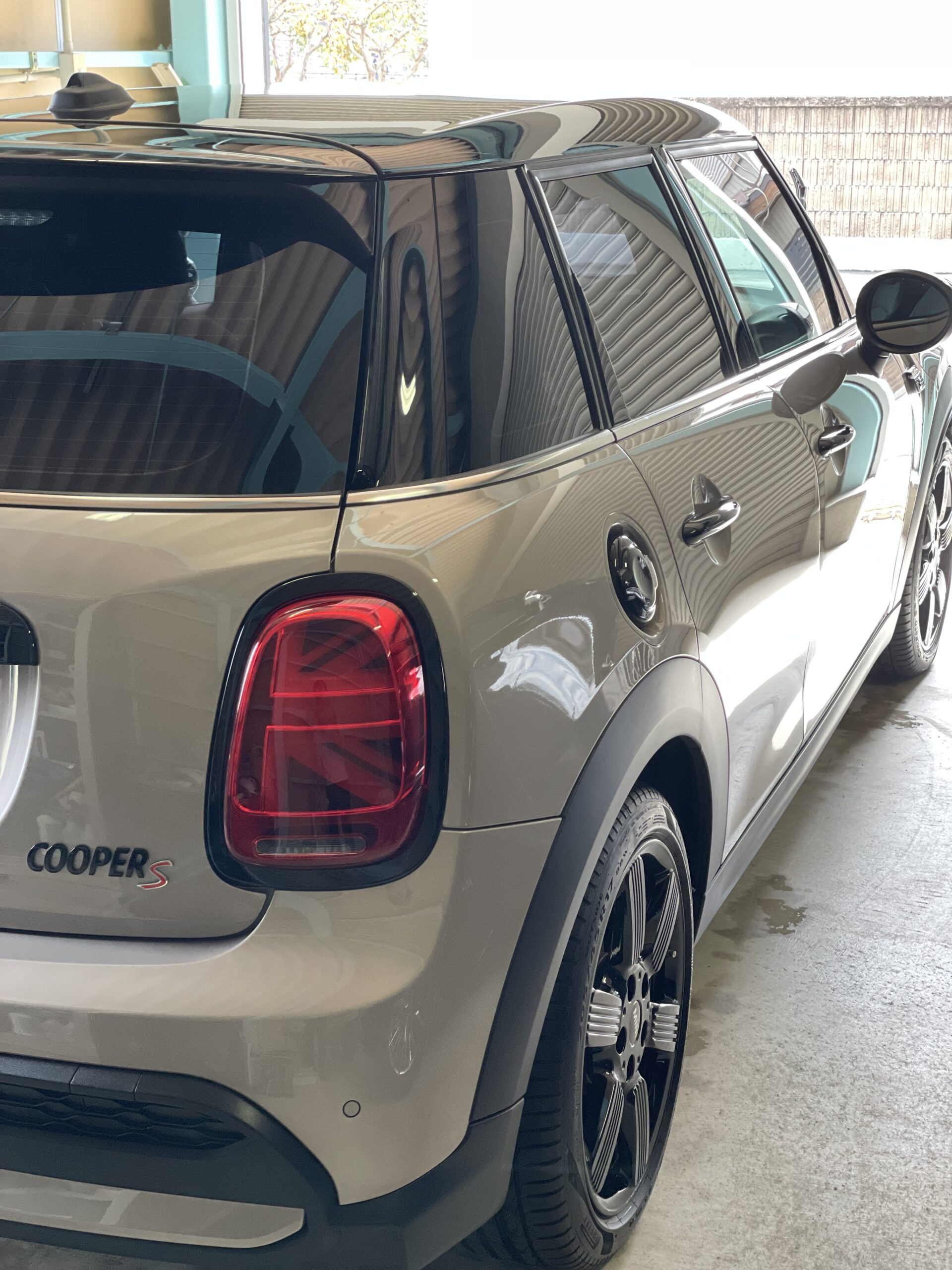洗車を終えたMINI COOPER S 5 DOORの仕上がり