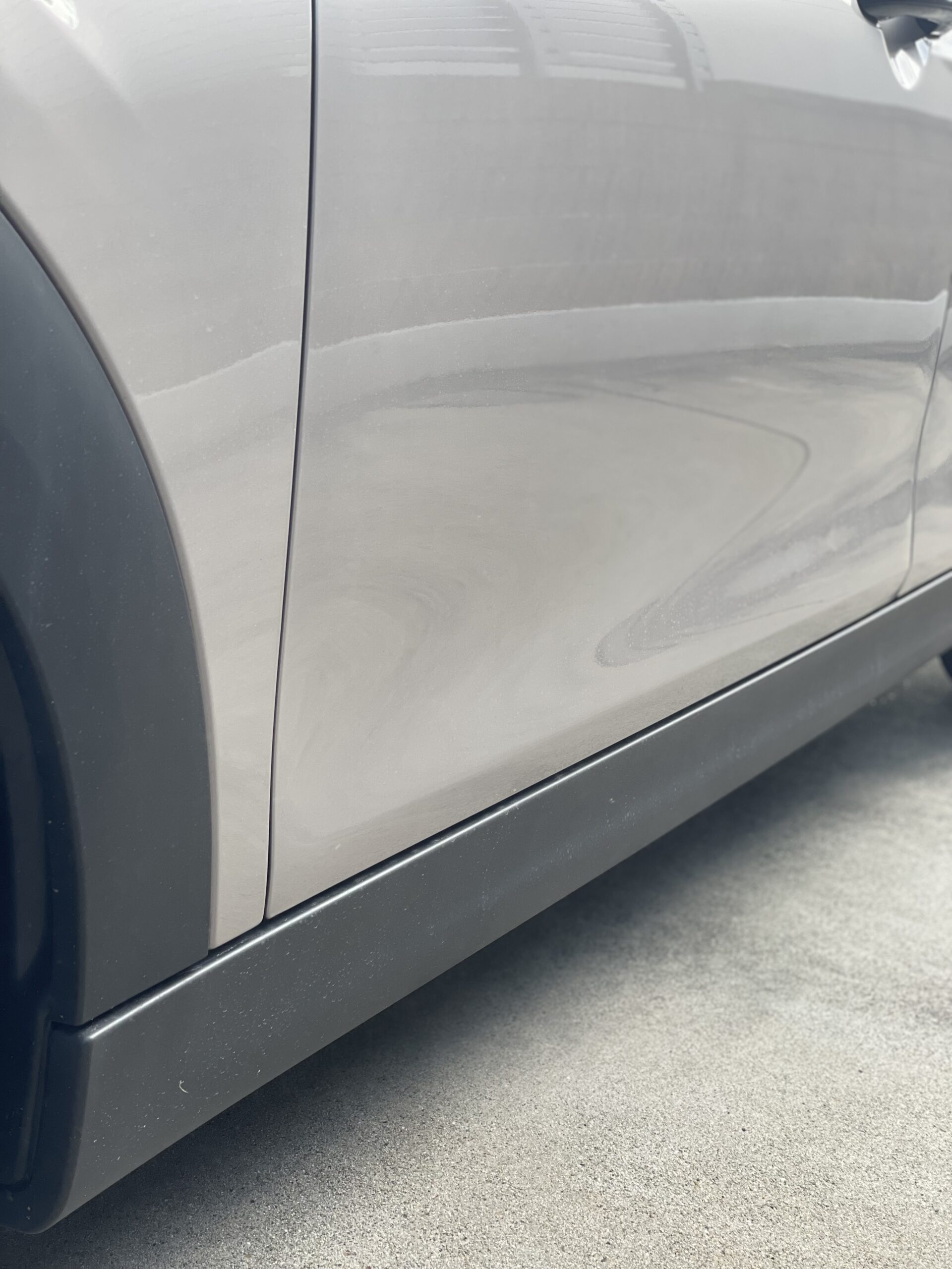 洗車前のMINI COOPER S 5 DOORのサイドパネル