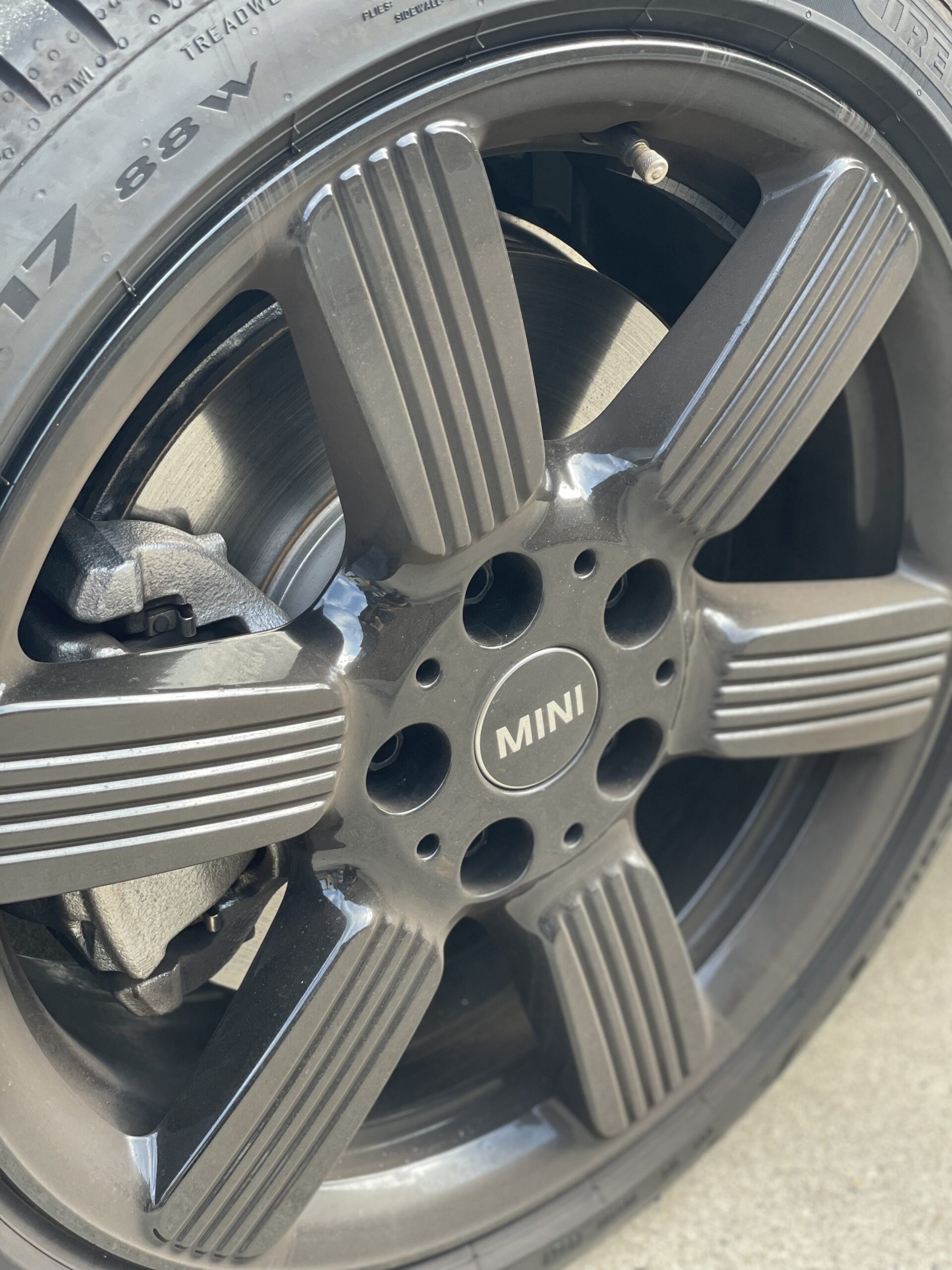 洗車前のMINI COOPER S 5 DOORのリア周り