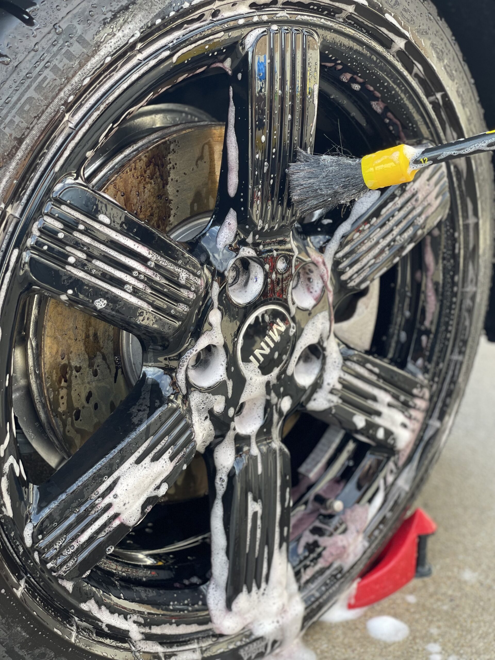 ワークスタッフ WORK STUFF ディテーリングブラシでホイールナットを洗浄