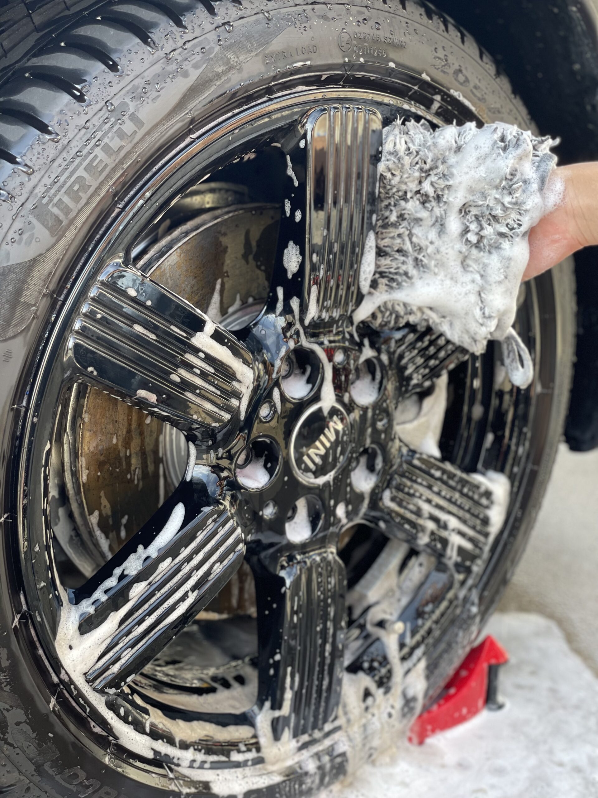 WORK STUFF HURRICANE WHEEL MITTでスポークを洗浄