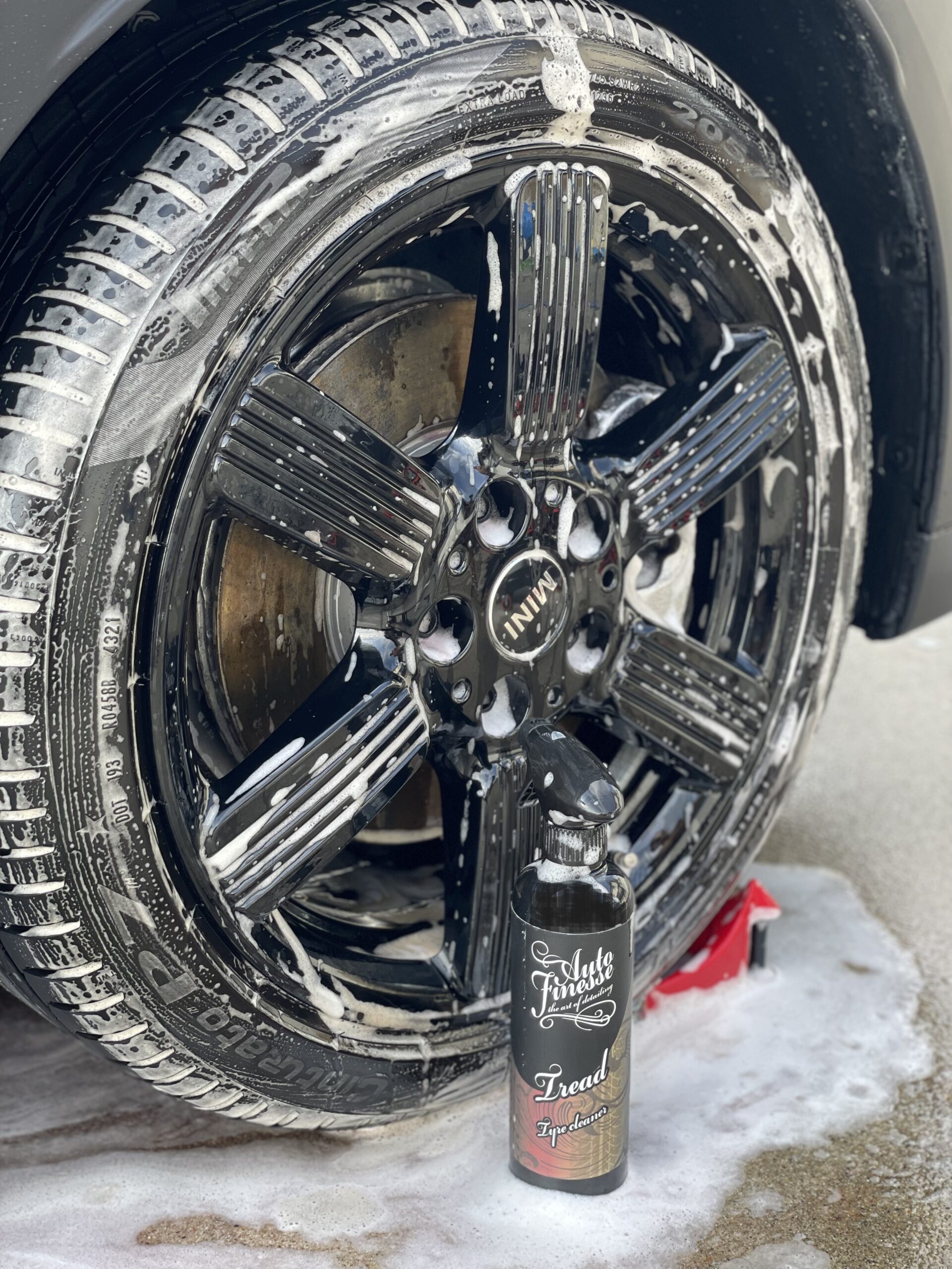 オートフィネス Auto Finesse Treadをタイヤへ散布した状態