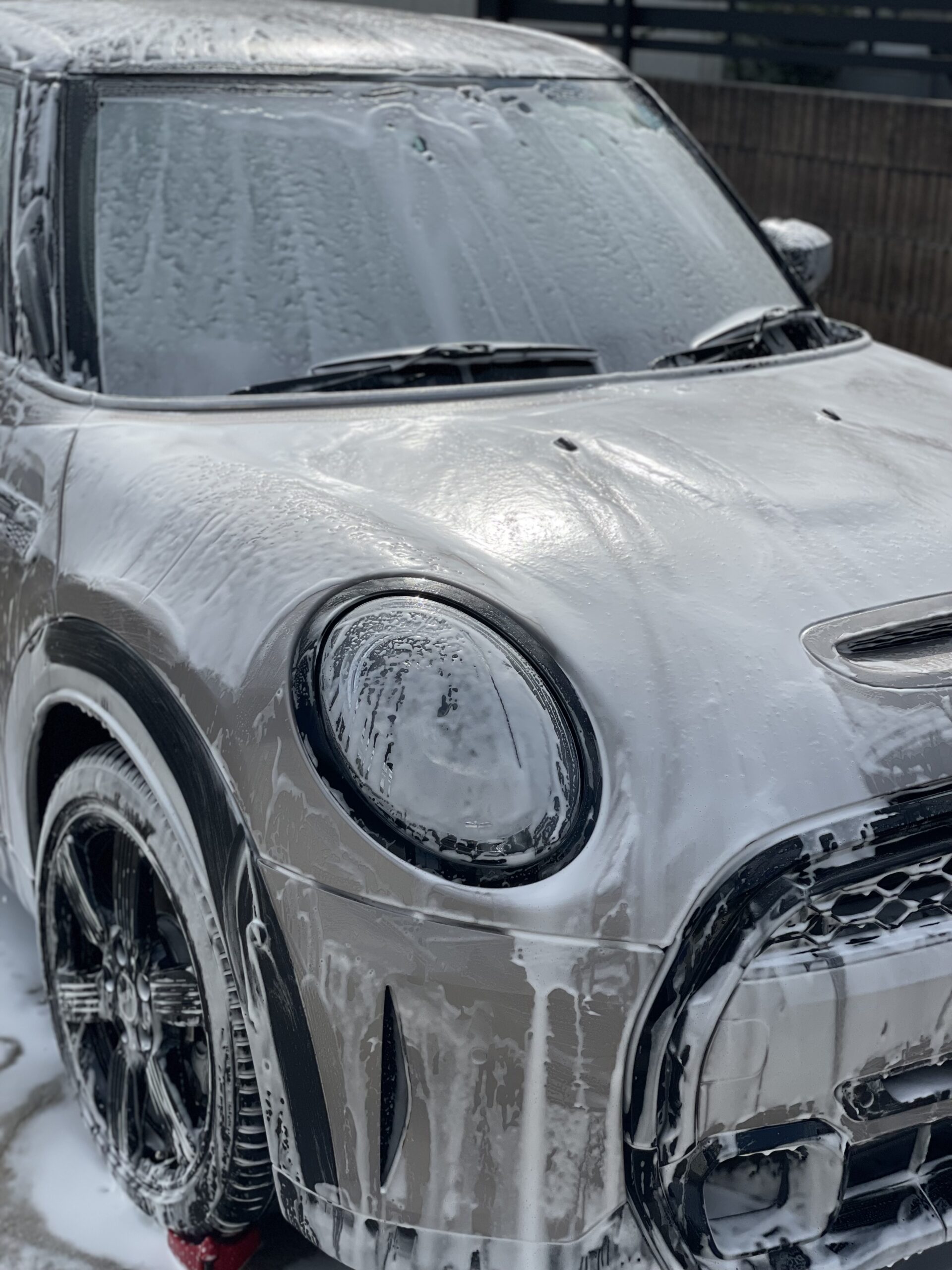 MINI COOPER S 5 DOORにスノーフォームを乗せた状態
