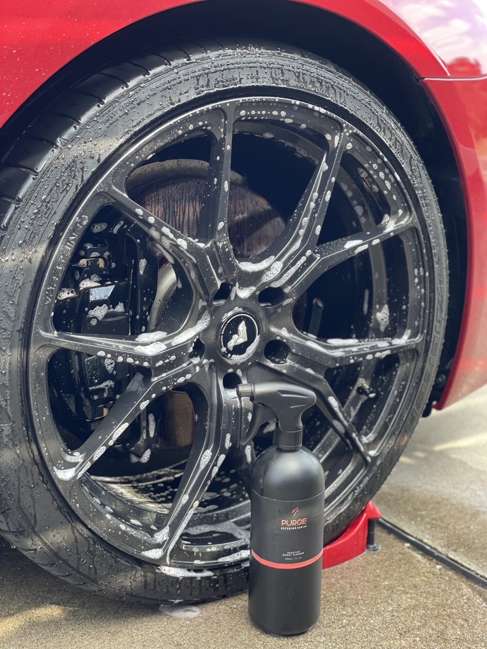 Nv Car Care PURGEをBMW F13 650iのホイールへ散布した状態