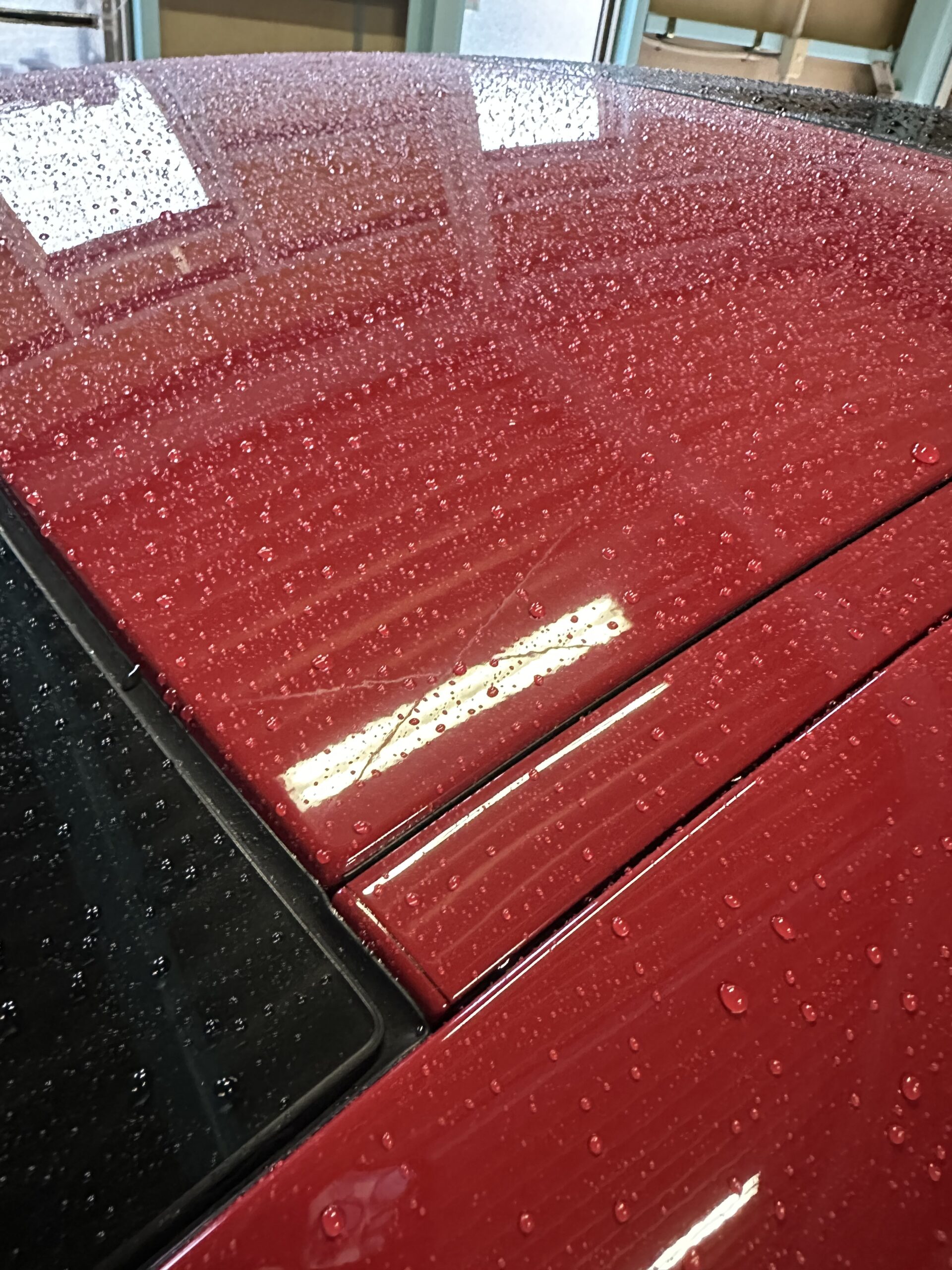 雨で濡れた施工前のボディ前方