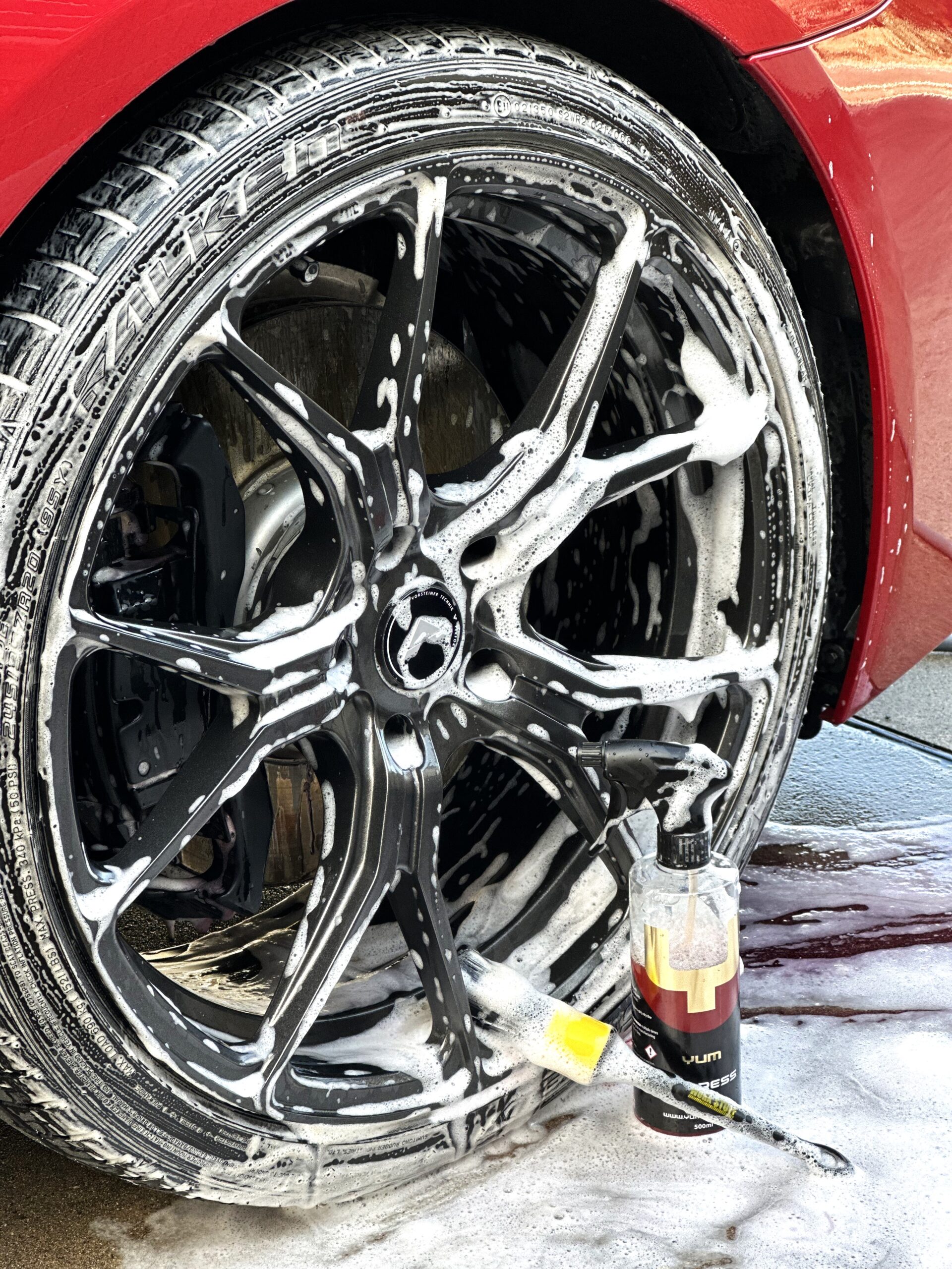 ヤムカーズ YUMCARS Yum Undress でタイヤを洗浄する様子