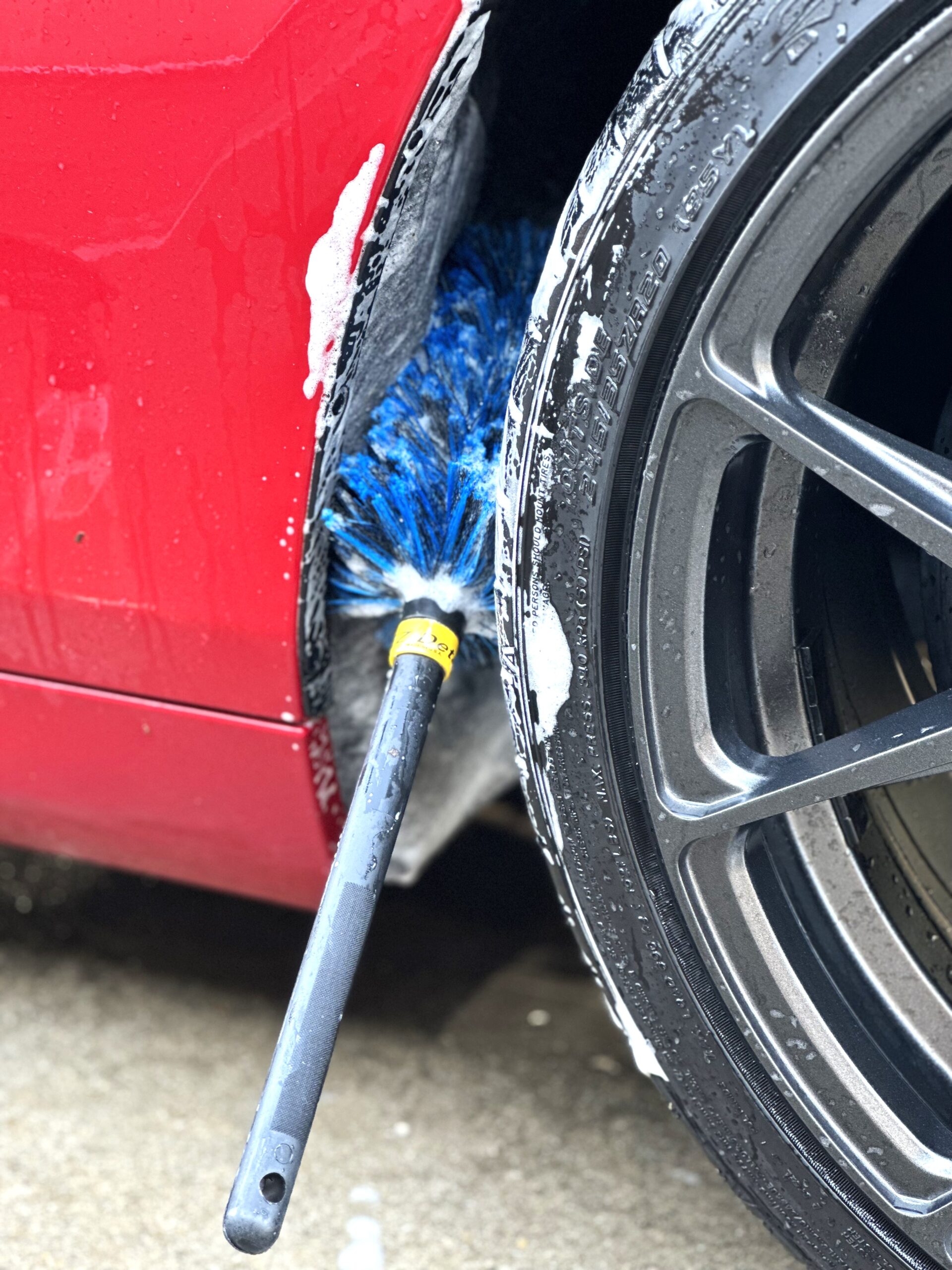 EZディテール EZ Detail Brush Go でタイヤハウス内を洗う様子