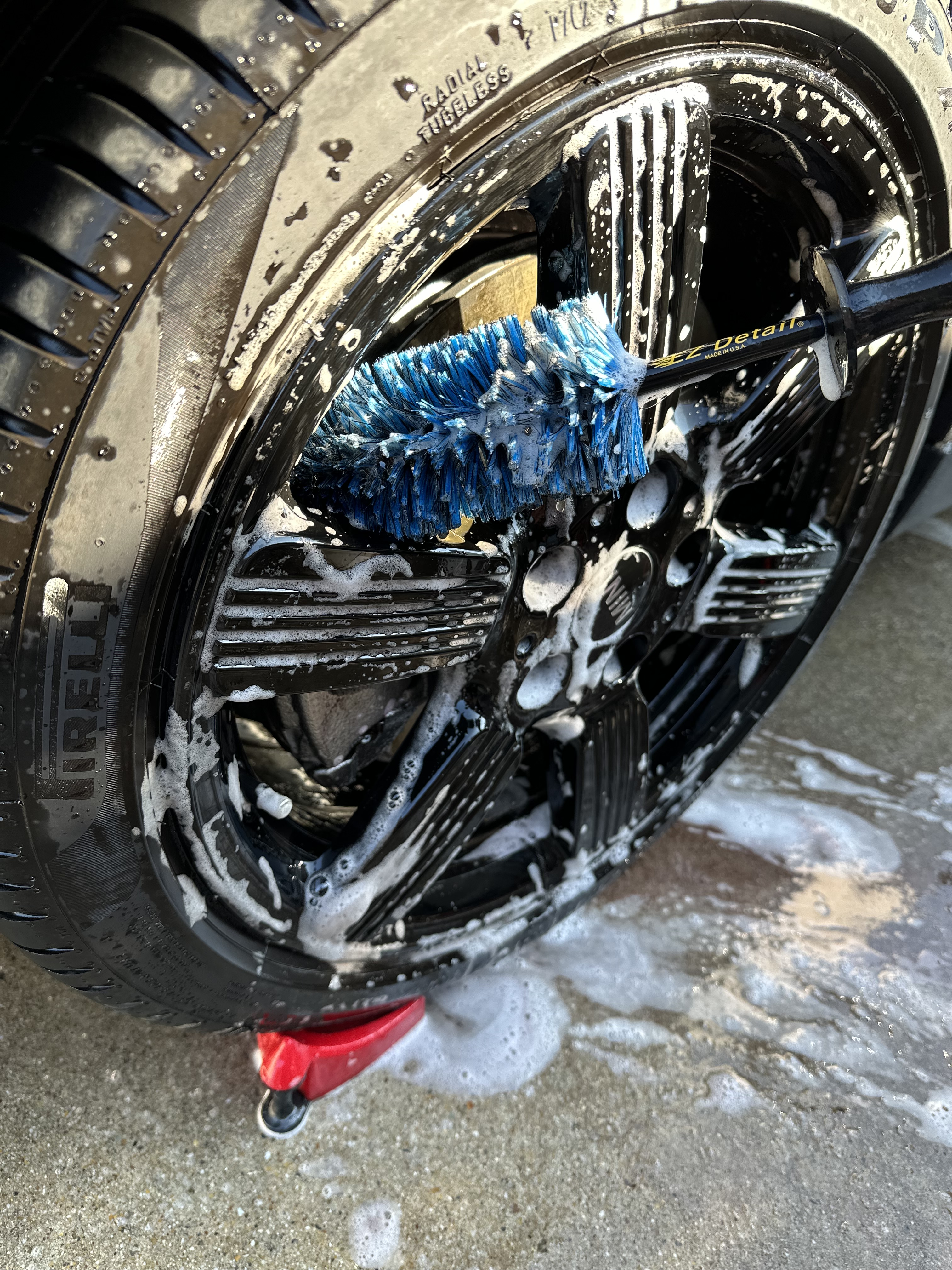 EZ Detail Brush Mini でスポークの隙間を洗浄