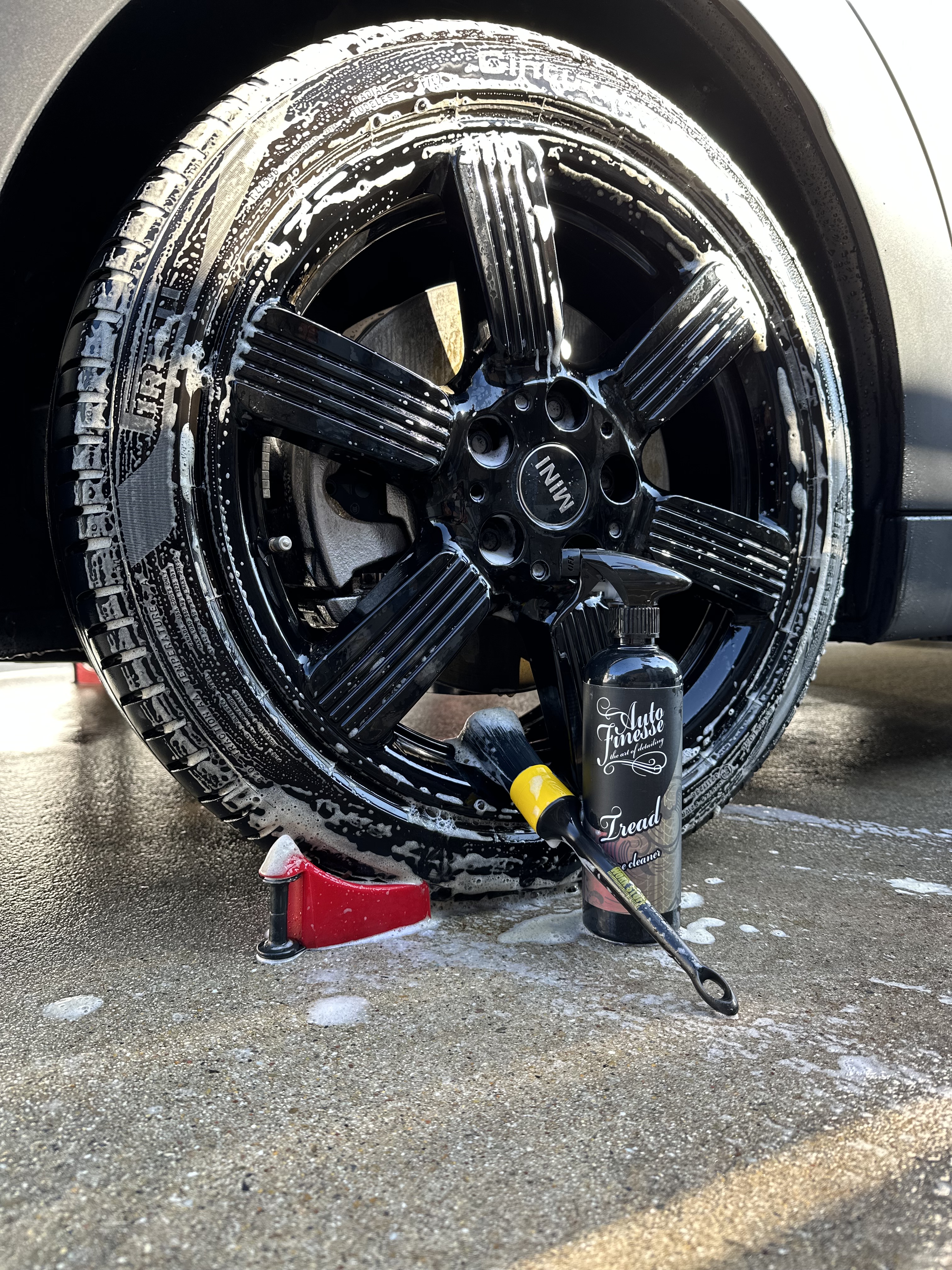 Auto Finesse Tread とWORK STUFF スティッフブラシでタイヤを洗浄