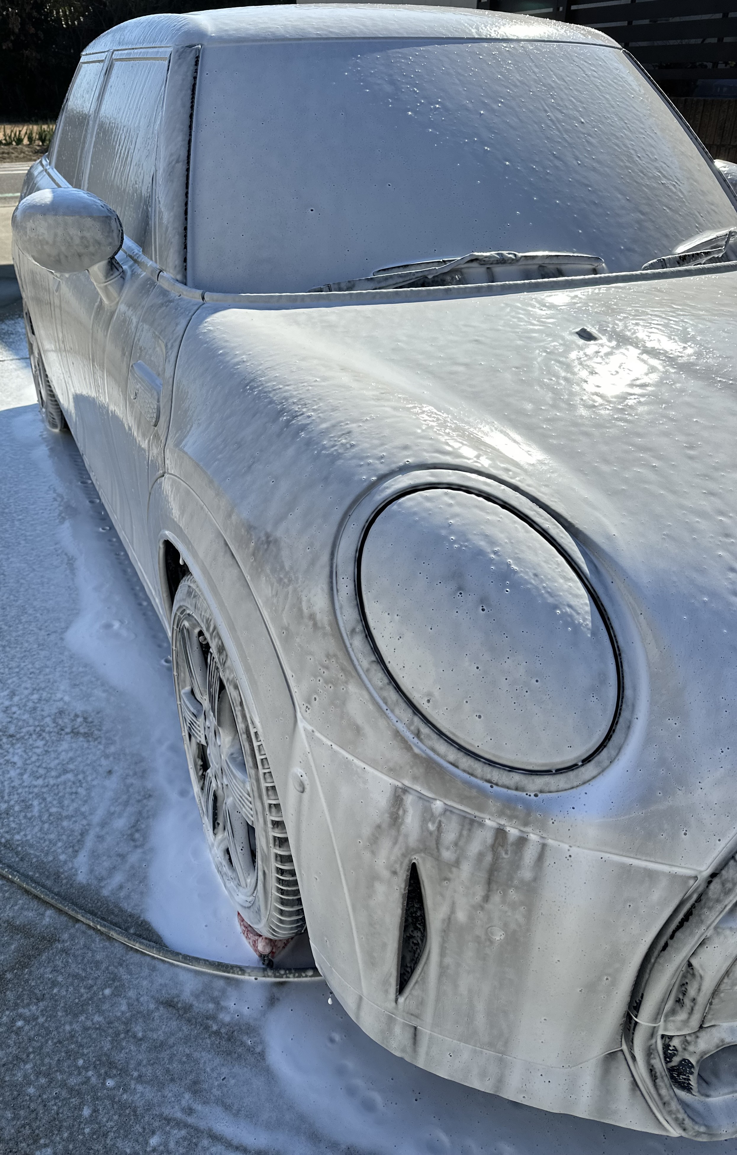 スノーフォームで覆われたMINI COOPER S 5 DOOR