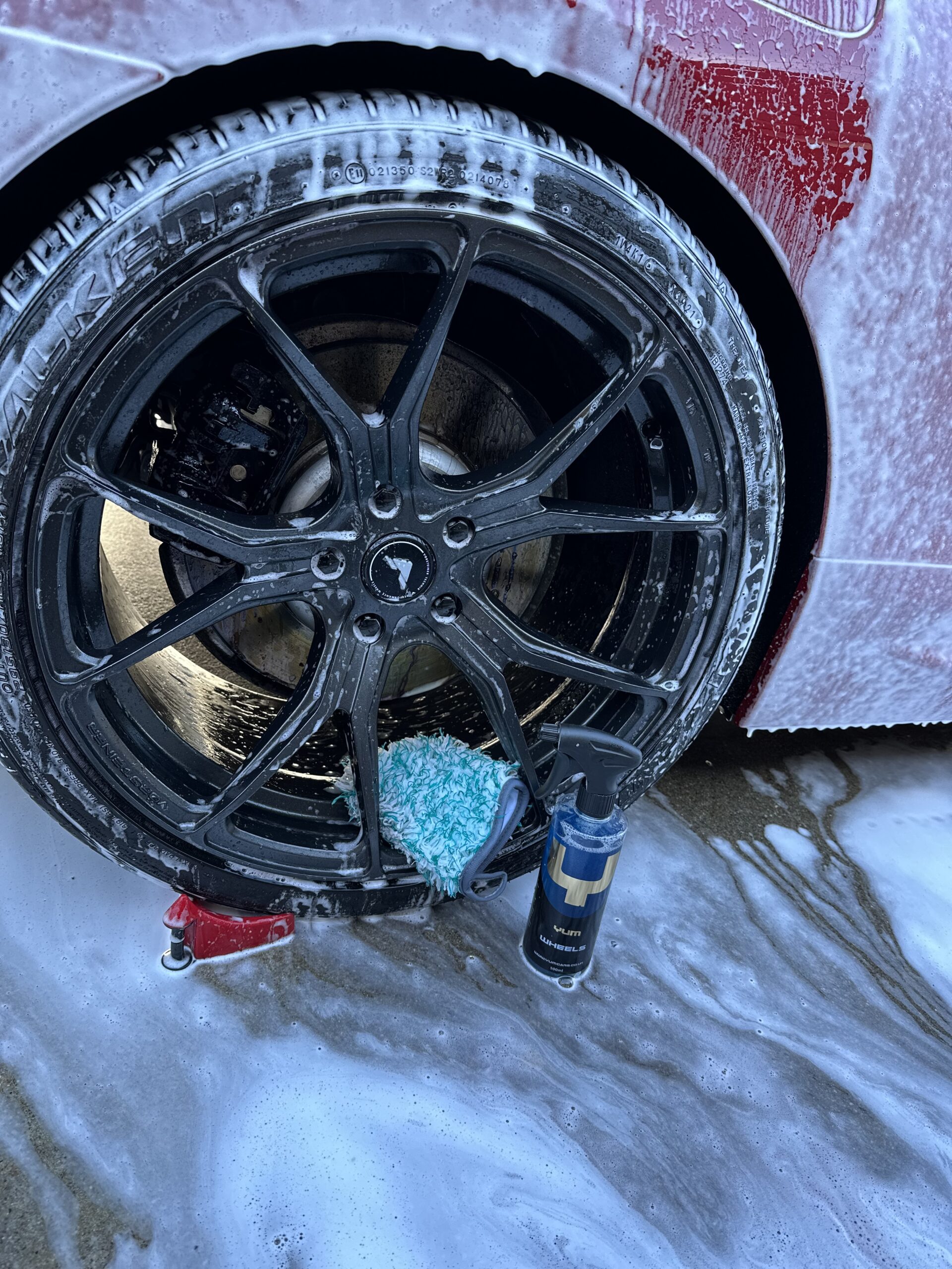 BMW F13 650i のホイールとタイヤを洗浄している様子