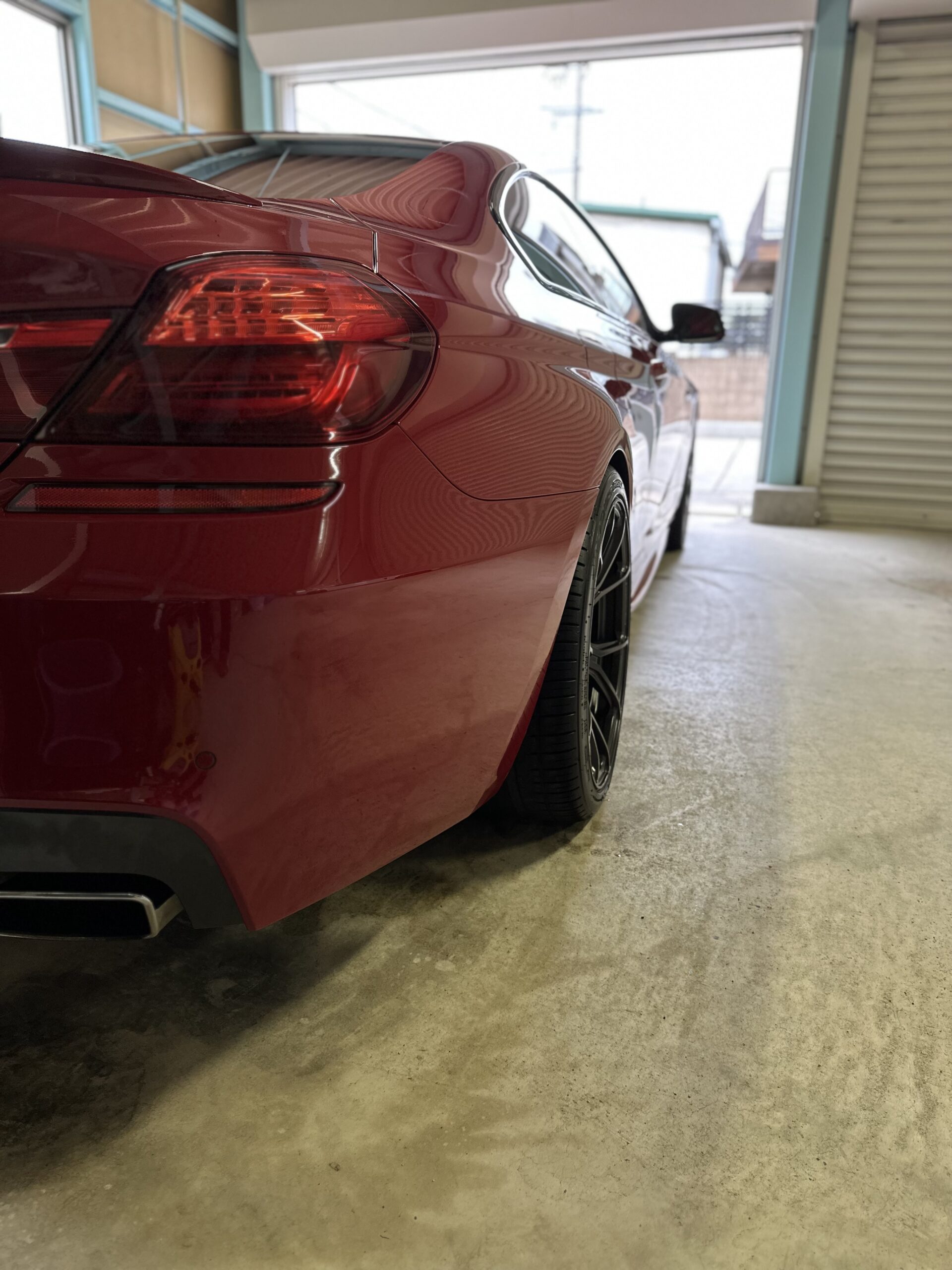 仕上げ後のBMW F13 650iのホイールとタイヤ
