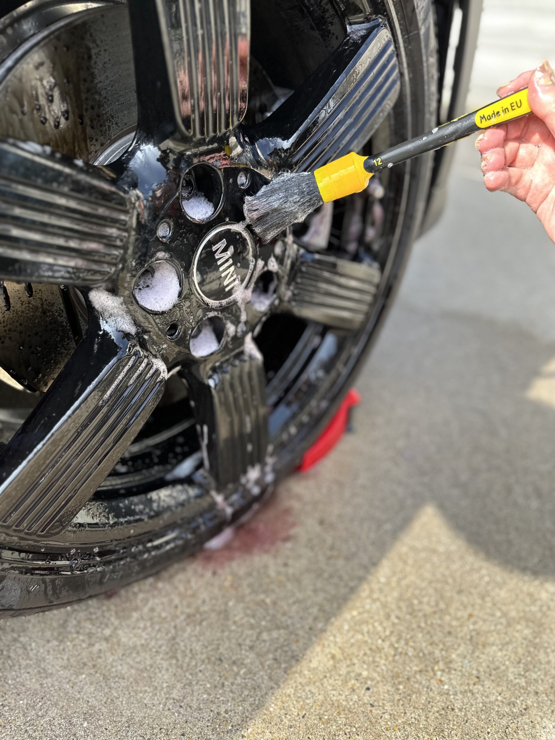 WORK STUFF DETAILING BRUSH RUBBER BLACK 24mmでホイールを洗浄