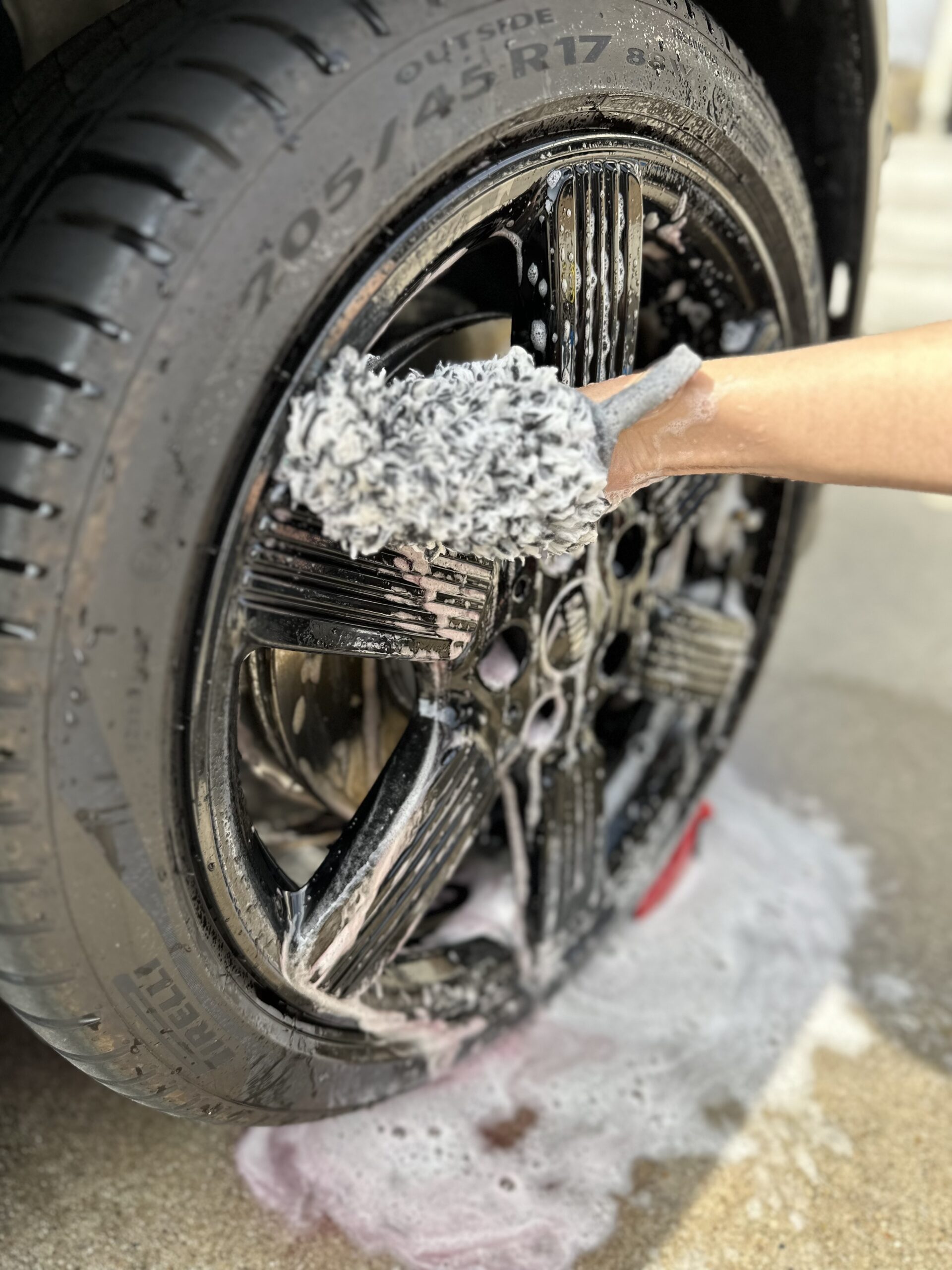 WORK STUFF HURRICANE WHEEL MITTでスポークを洗う様子