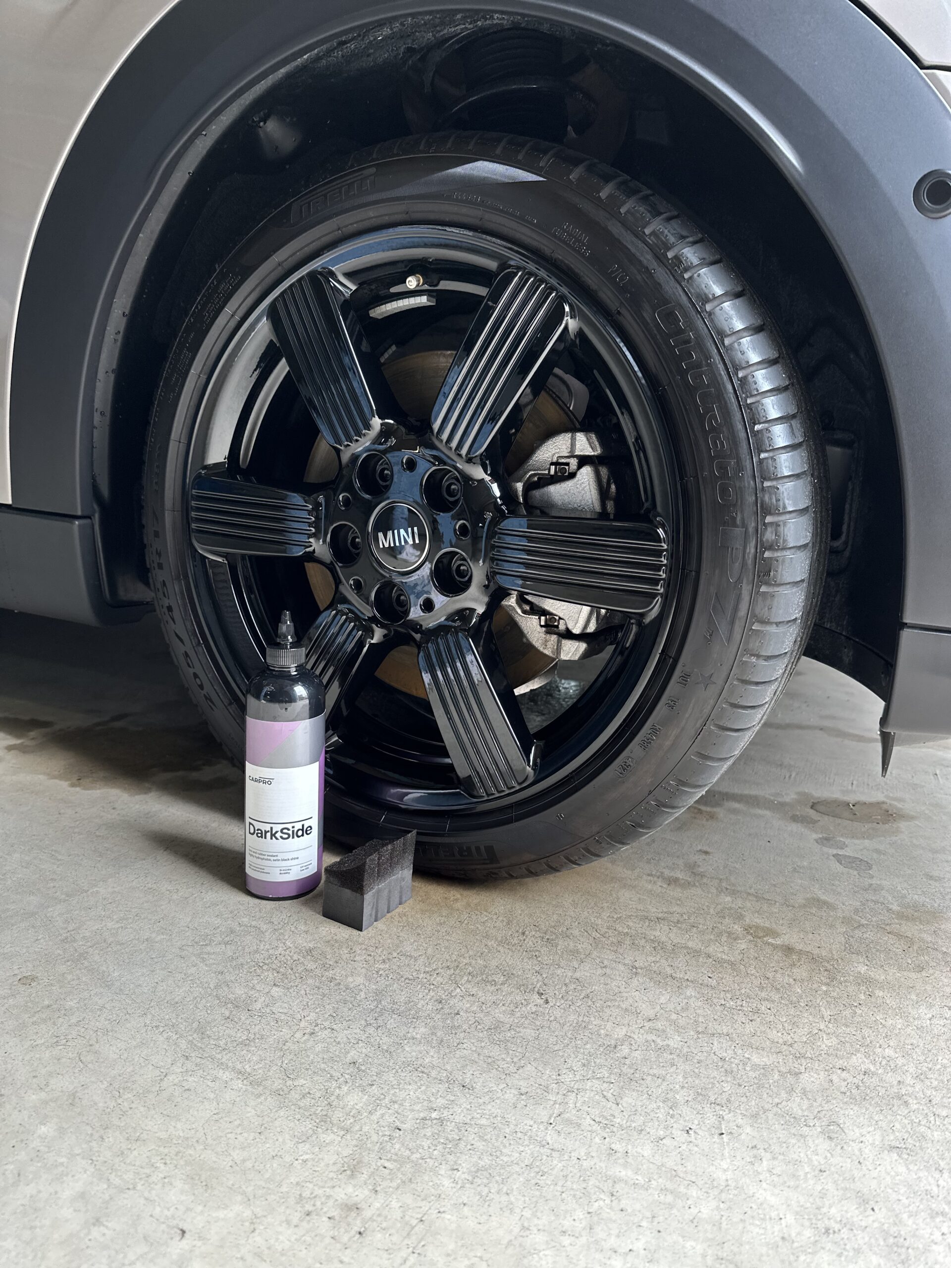 CARPRO DarkSideで仕上げたMINIのタイヤ