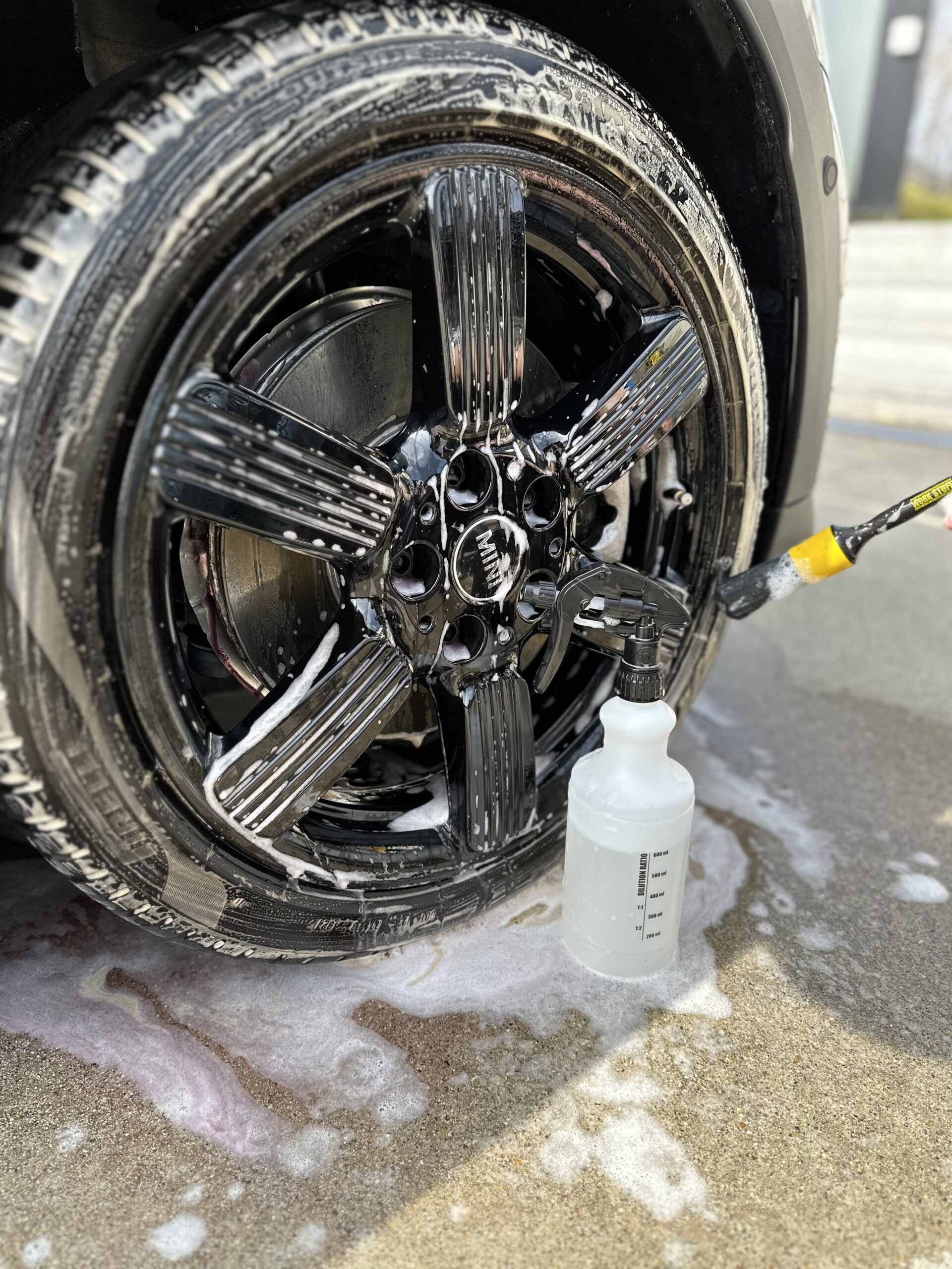 GOOD STUFF TIRE AND RUBBER CLEANERとWORK STUFFのブラシでタイヤを洗浄