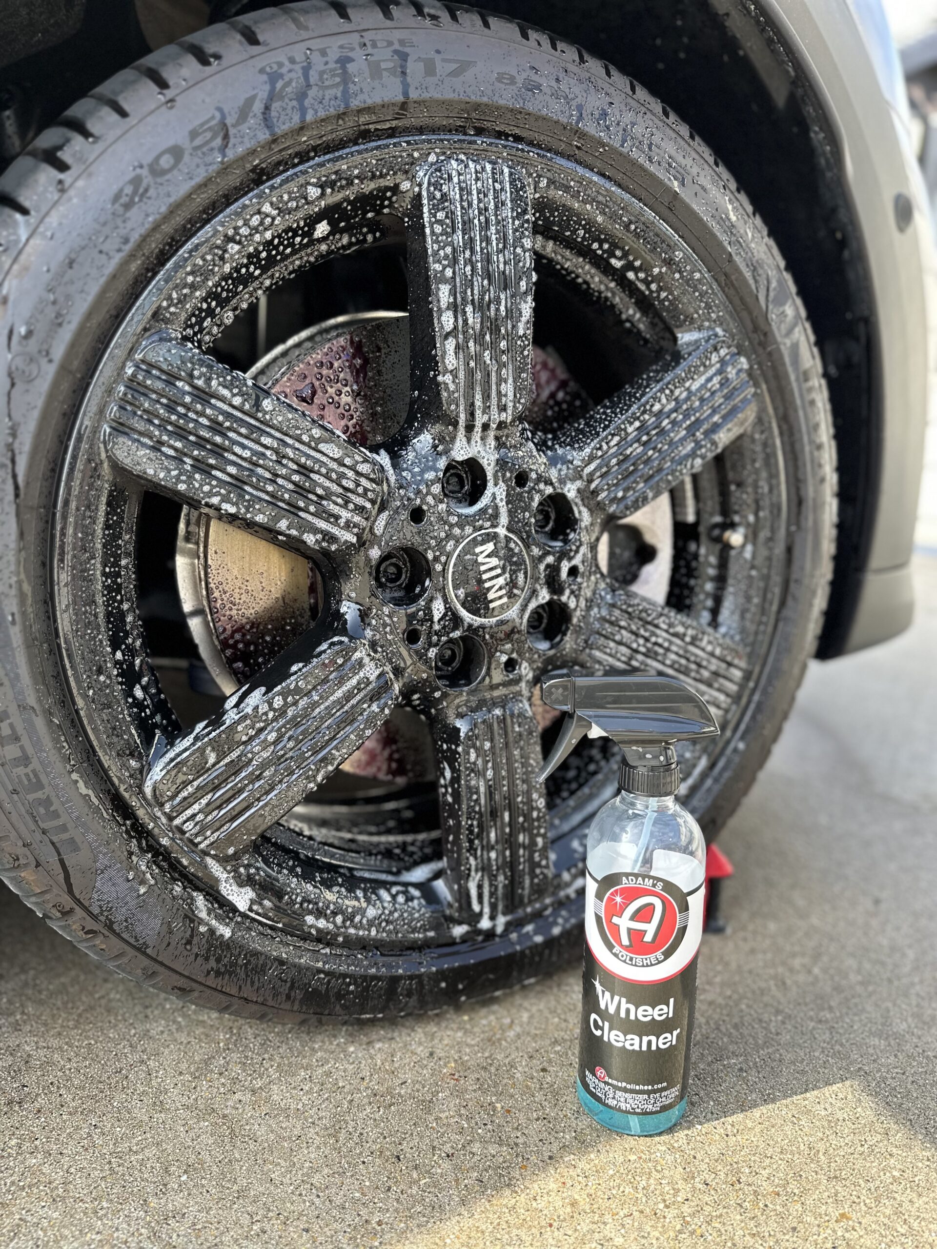 Adam's Polishes Wheel Cleanerをホイールに塗布した様子